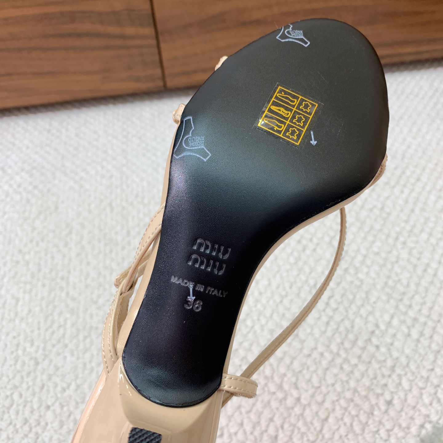 🔸Miumi*🔸走秀款小猫跟高跟凉鞋。上脚尤为惊艳到你的一款，闭眼入都是不会后悔。搭配还是可咸可甜（ZP