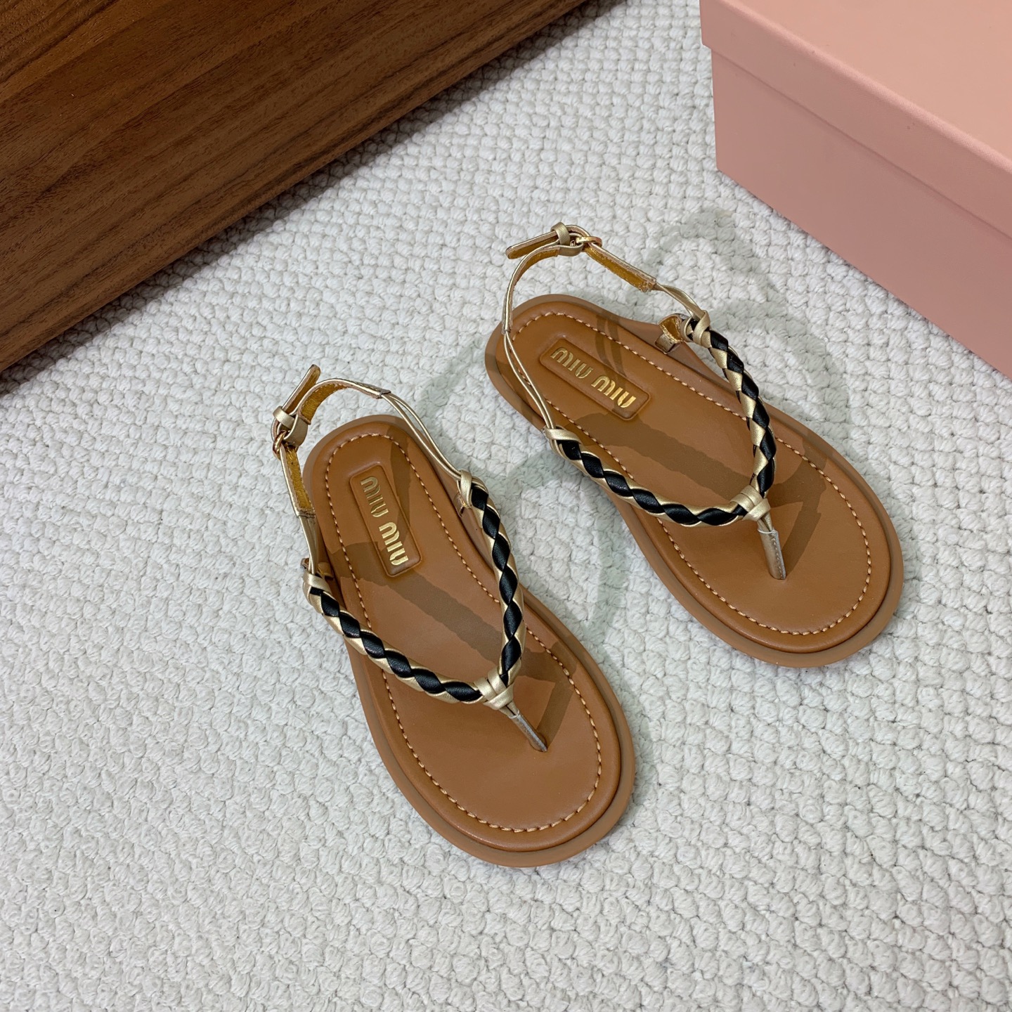🔸Miumi*🔸 仙女简约风夹脚凉鞋。全球最火夹趾凉鞋， 出现在各大时装杂志封面·各路明星、小红书博主着