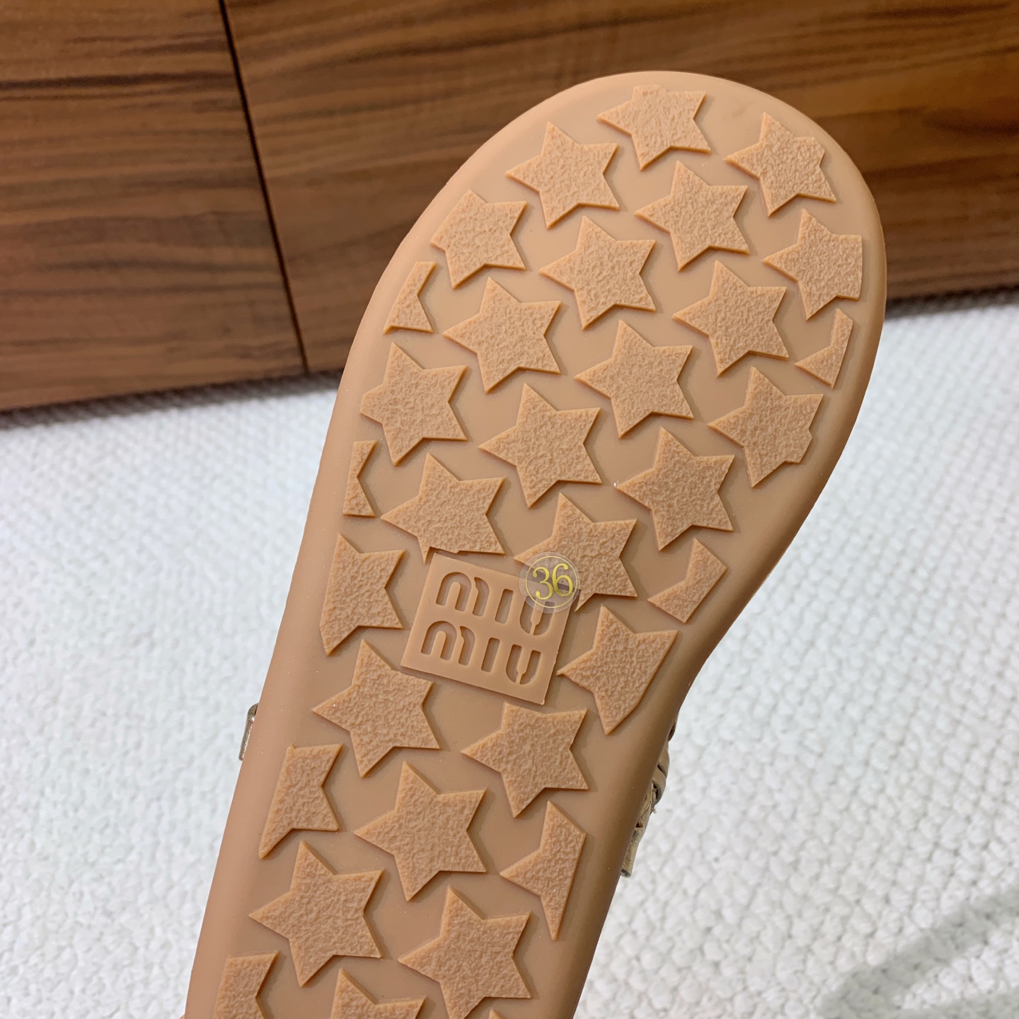 🔸Miumi*🔸 仙女简约风夹脚凉鞋。全球最火夹趾凉鞋， 出现在各大时装杂志封面·各路明星、小红书博主着
