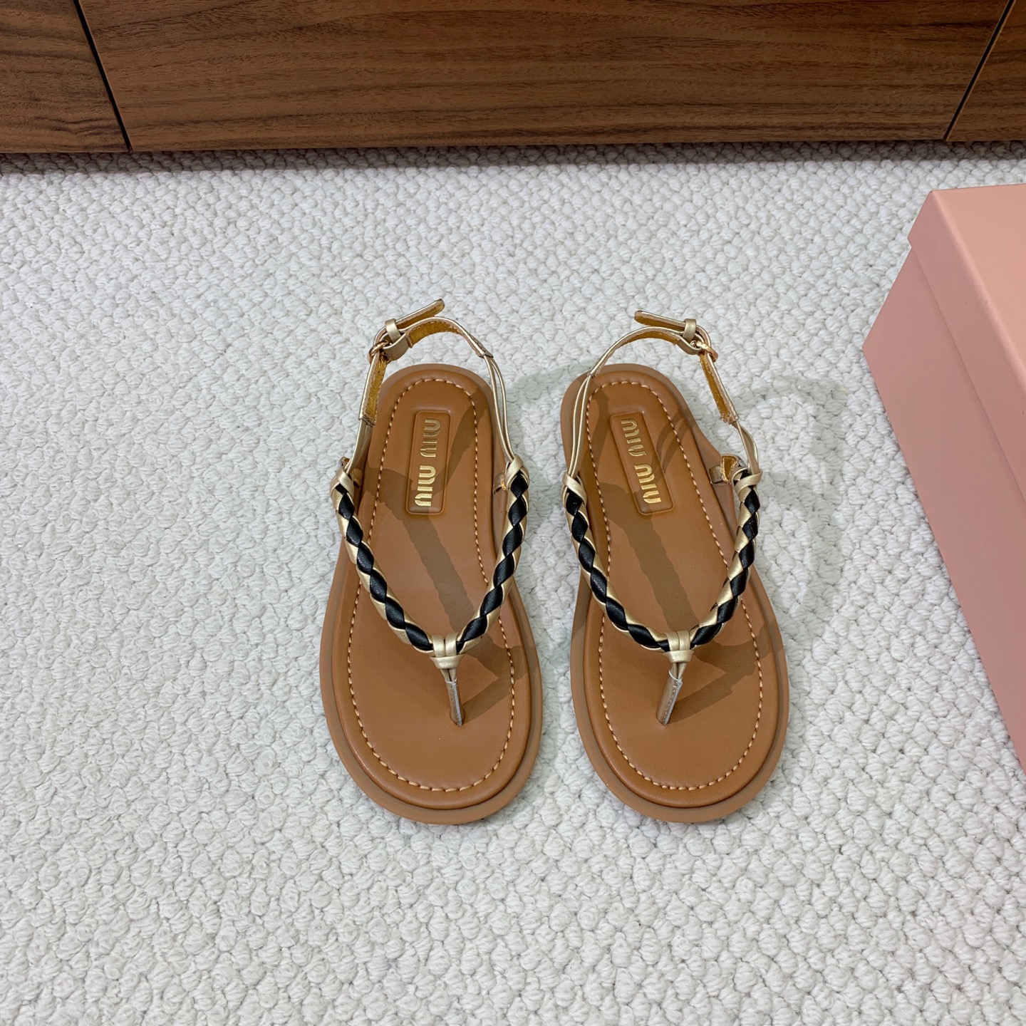 🔸Miumi*🔸 仙女简约风夹脚凉鞋。全球最火夹趾凉鞋， 出现在各大时装杂志封面·各路明星、小红书博主着