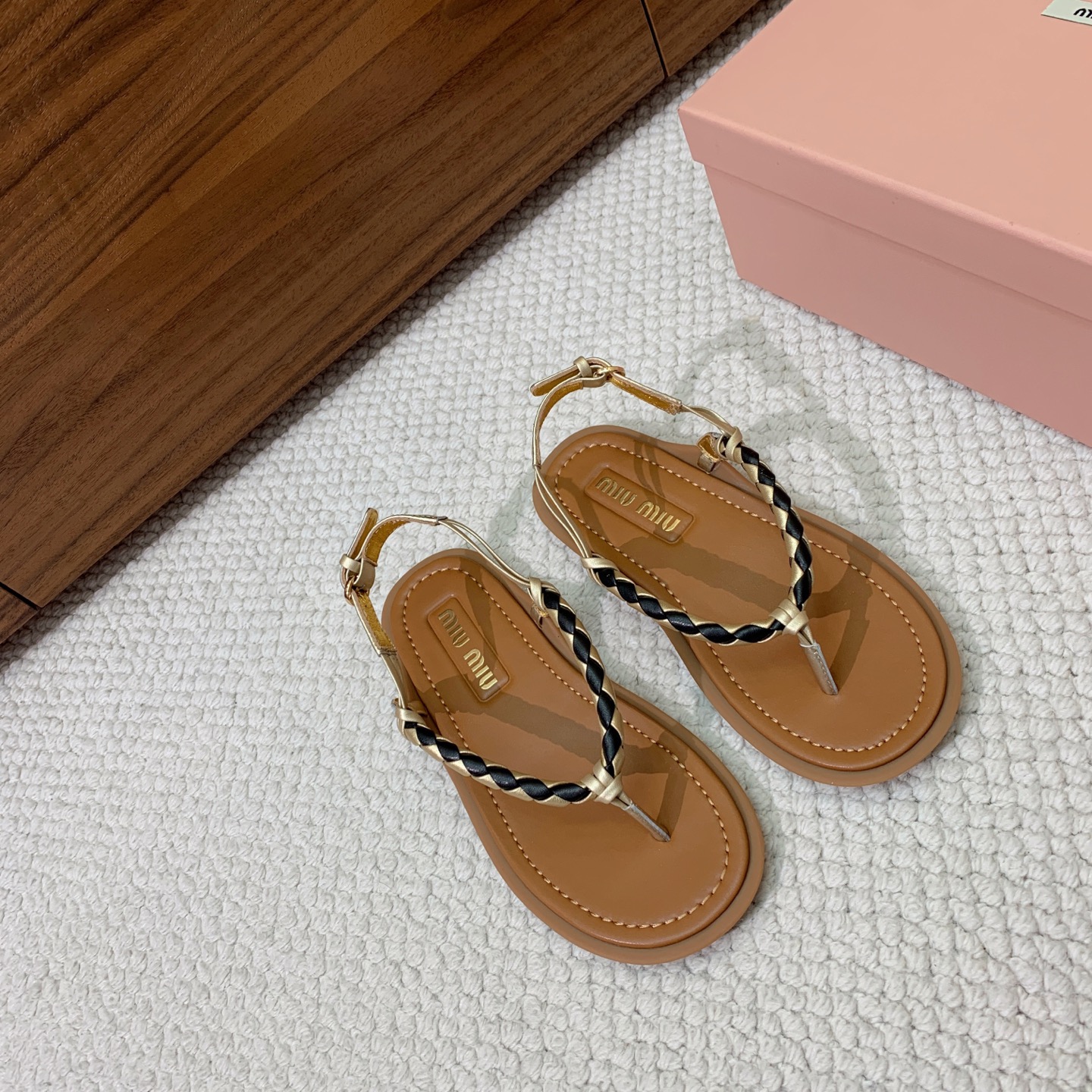 🔸Miumi*🔸 仙女简约风夹脚凉鞋。全球最火夹趾凉鞋， 出现在各大时装杂志封面·各路明星、小红书博主着