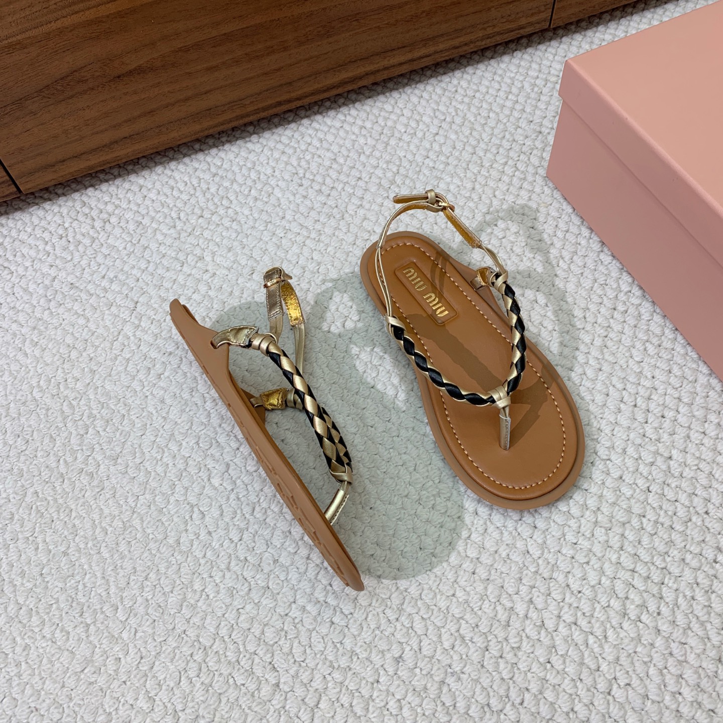 🔸Miumi*🔸 仙女简约风夹脚凉鞋。全球最火夹趾凉鞋， 出现在各大时装杂志封面·各路明星、小红书博主着