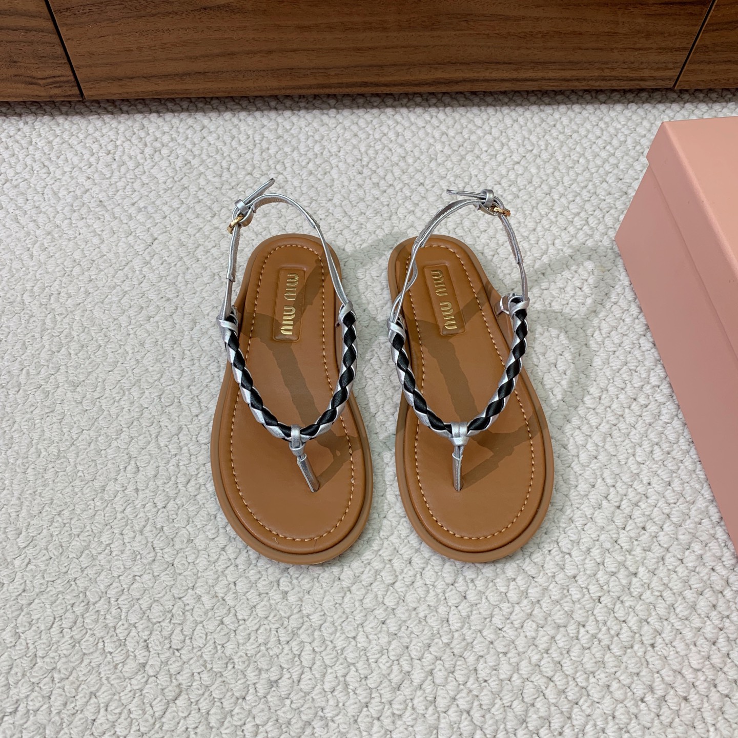 🔸Miumi*🔸 仙女简约风夹脚凉鞋。全球最火夹趾凉鞋， 出现在各大时装杂志封面·各路明星、小红书博主着