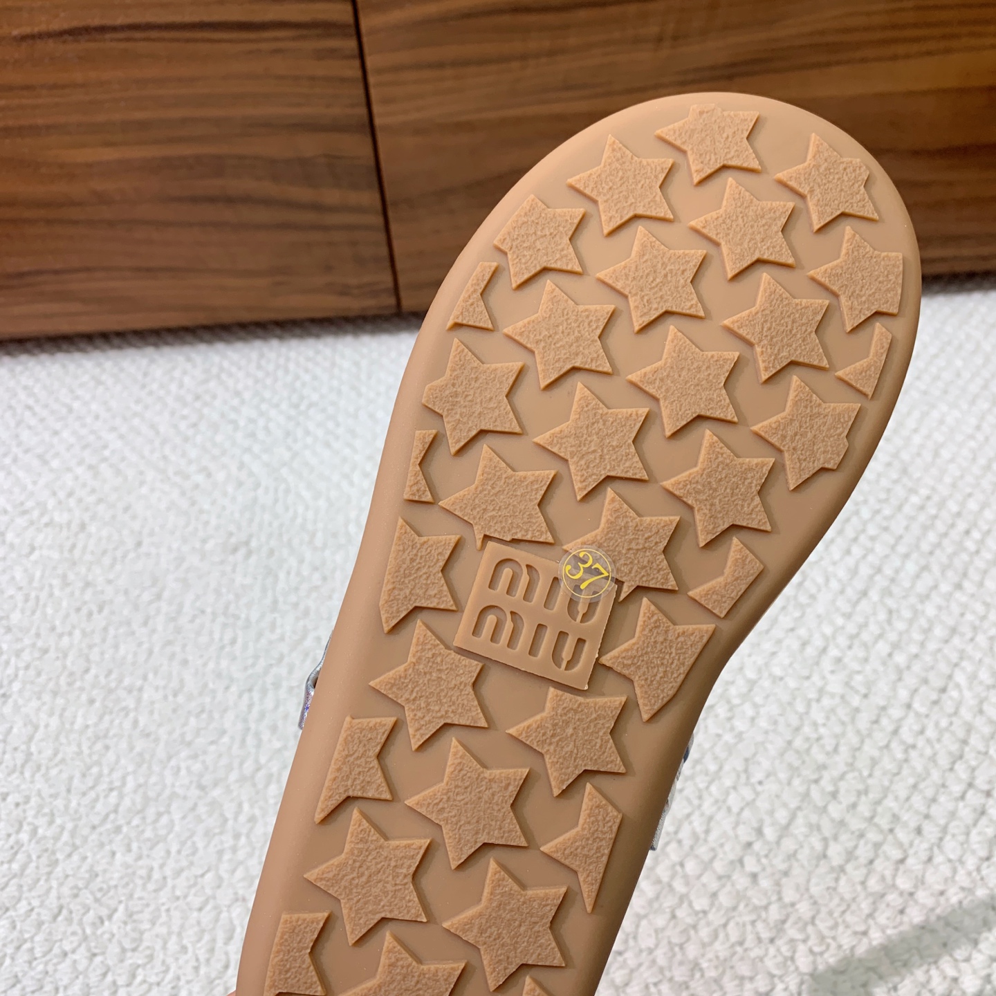 🔸Miumi*🔸 仙女简约风夹脚凉鞋。全球最火夹趾凉鞋， 出现在各大时装杂志封面·各路明星、小红书博主着