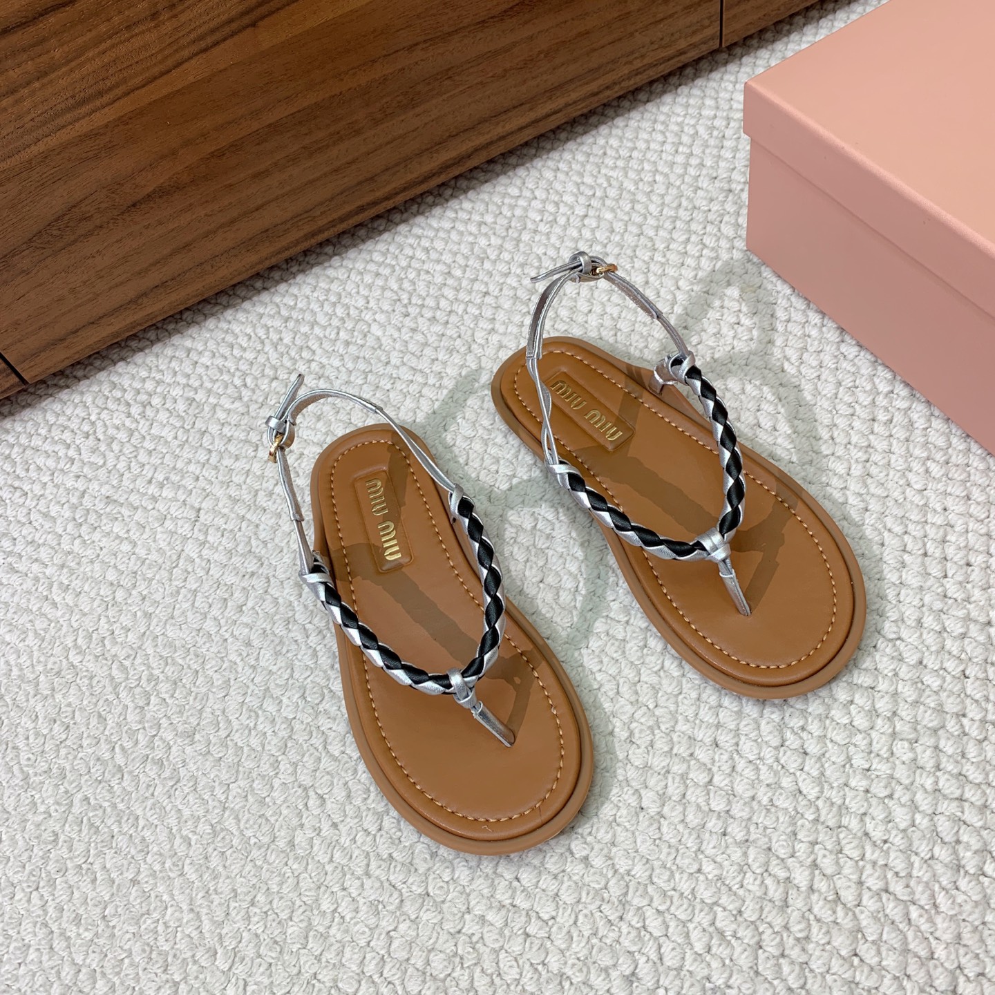 🔸Miumi*🔸 仙女简约风夹脚凉鞋。全球最火夹趾凉鞋， 出现在各大时装杂志封面·各路明星、小红书博主着