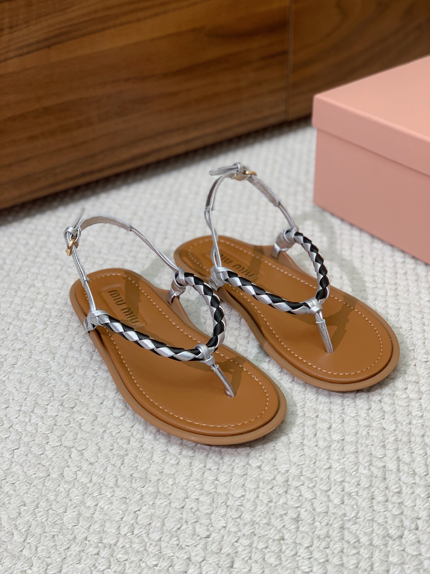 🔸Miumi*🔸 仙女简约风夹脚凉鞋。全球最火夹趾凉鞋， 出现在各大时装杂志封面·各路明星、小红书博主着