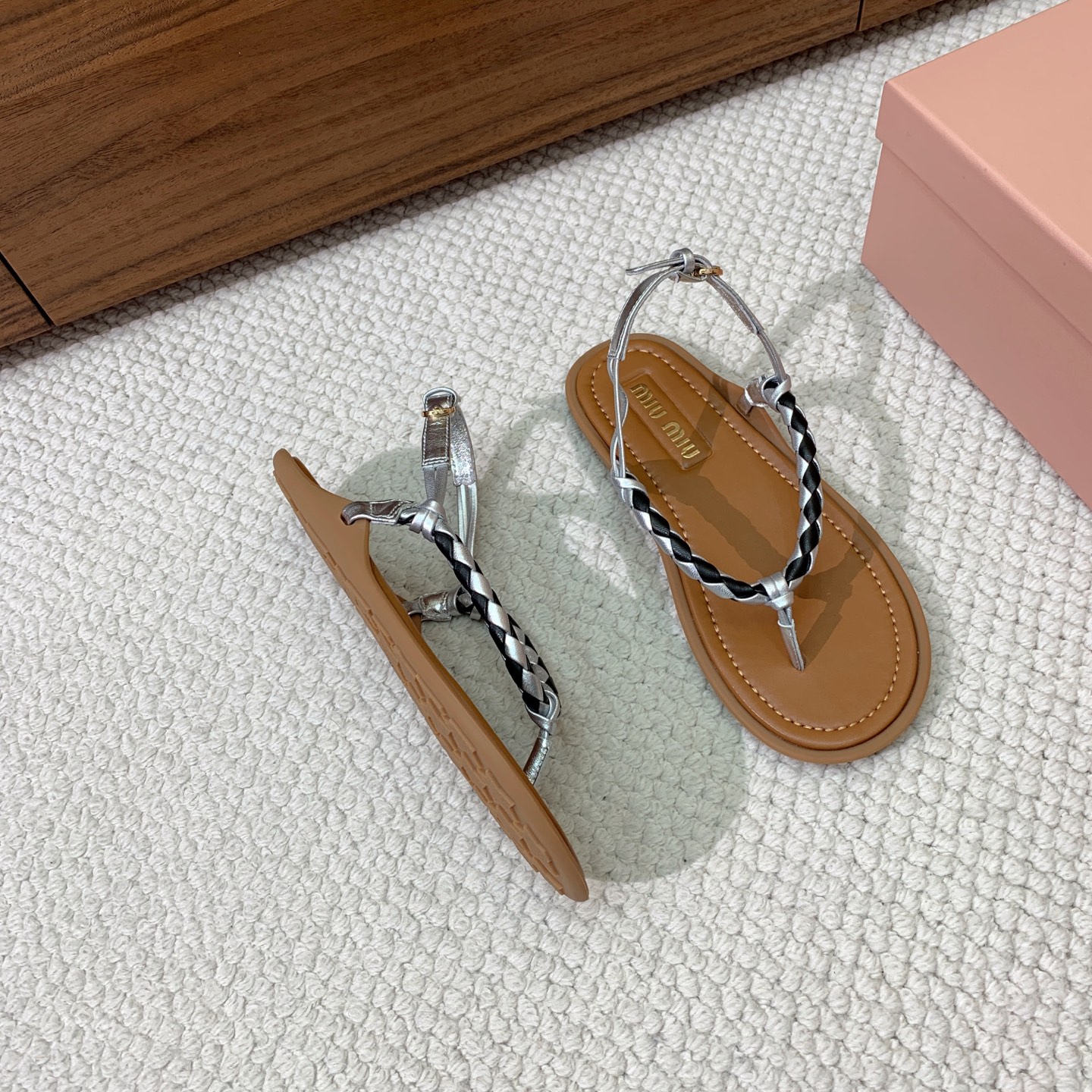 🔸Miumi*🔸 仙女简约风夹脚凉鞋。全球最火夹趾凉鞋， 出现在各大时装杂志封面·各路明星、小红书博主着