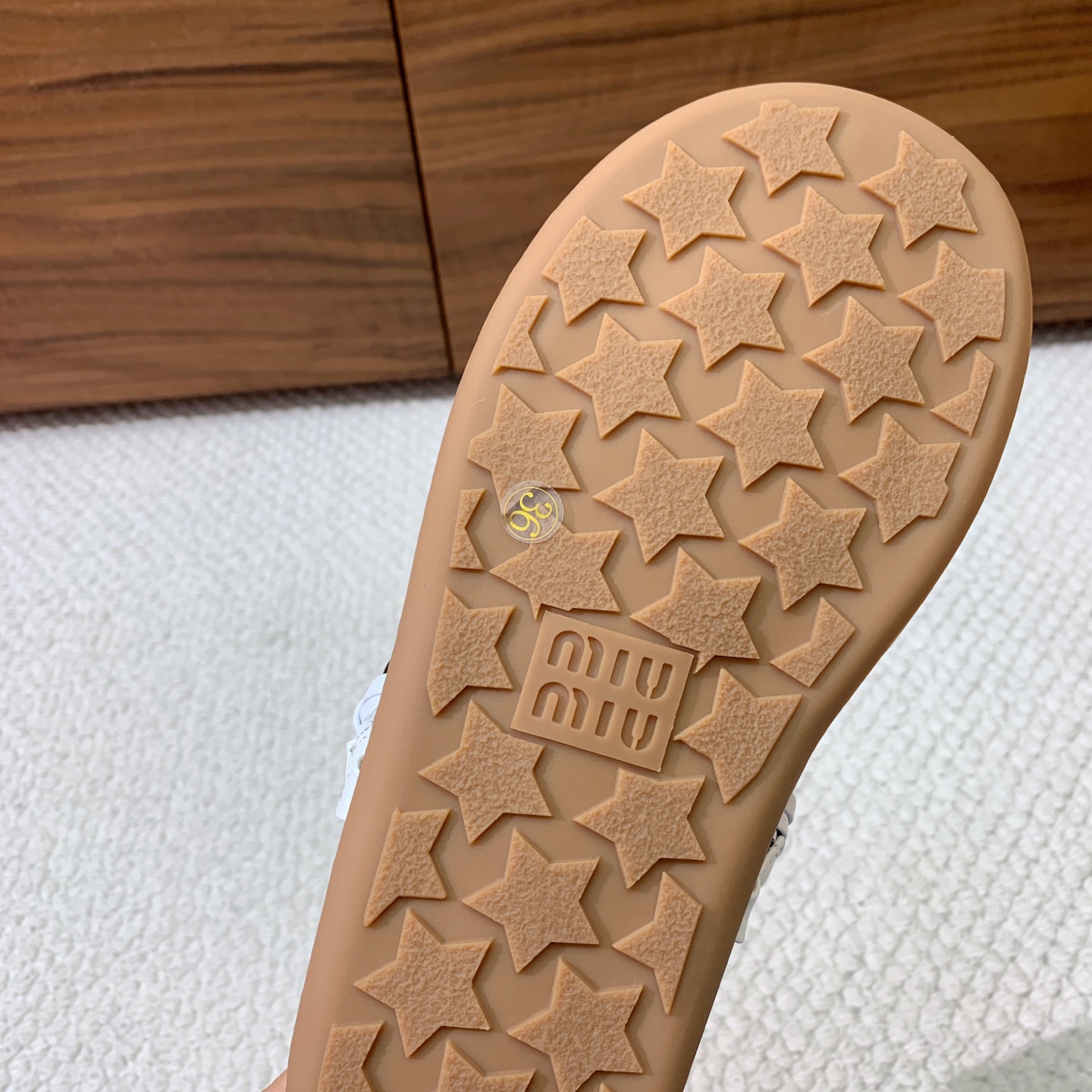 🔸Miumi*🔸 仙女简约风夹脚凉鞋。全球最火夹趾凉鞋， 出现在各大时装杂志封面·各路明星、小红书博主着