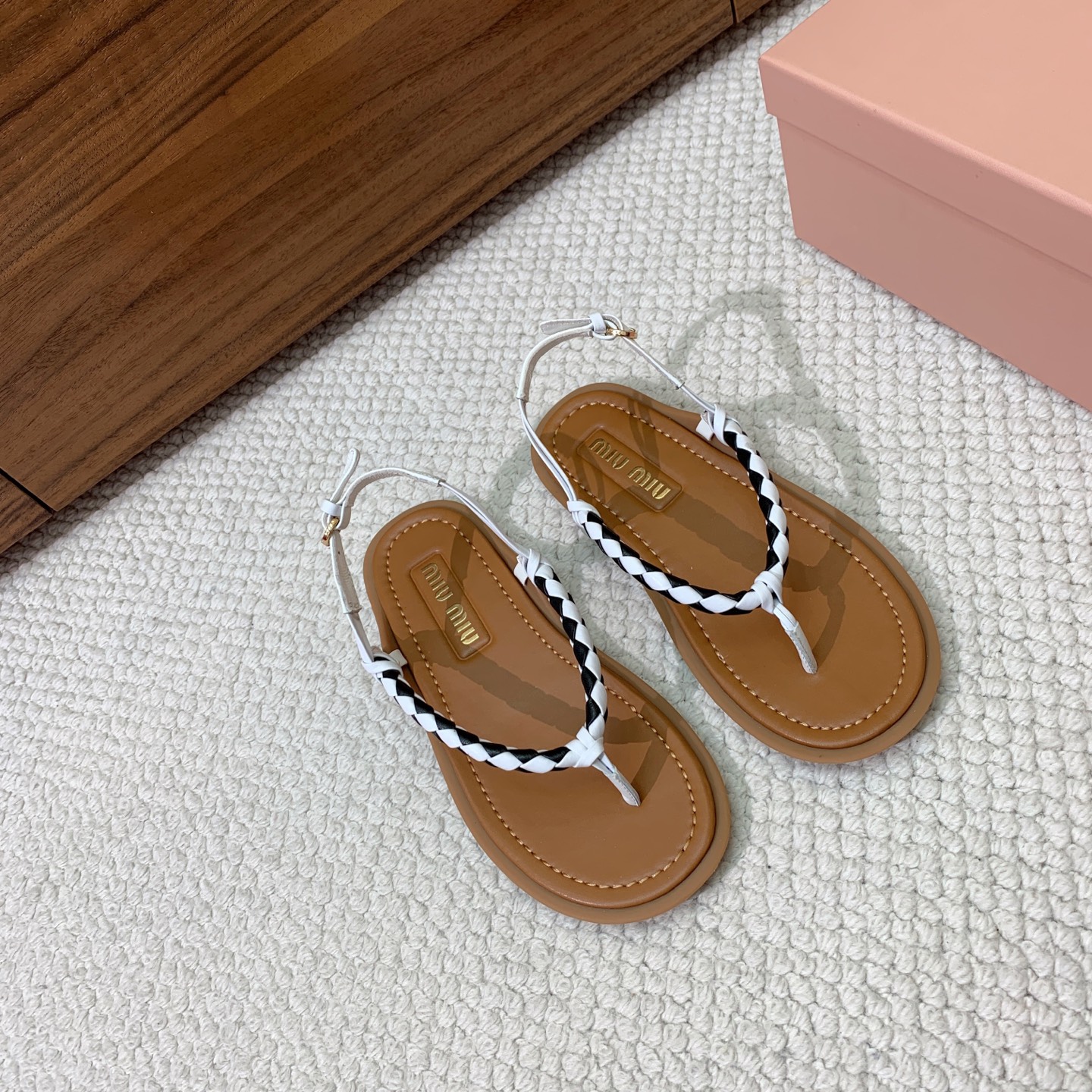 🔸Miumi*🔸 仙女简约风夹脚凉鞋。全球最火夹趾凉鞋， 出现在各大时装杂志封面·各路明星、小红书博主着
