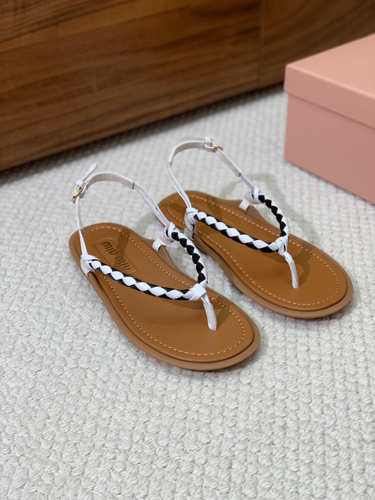 🔸Miumi*🔸 仙女简约风夹脚凉鞋。全球最火夹趾凉鞋， 出现在各大时装杂志封面·各路明星、小红书博主着