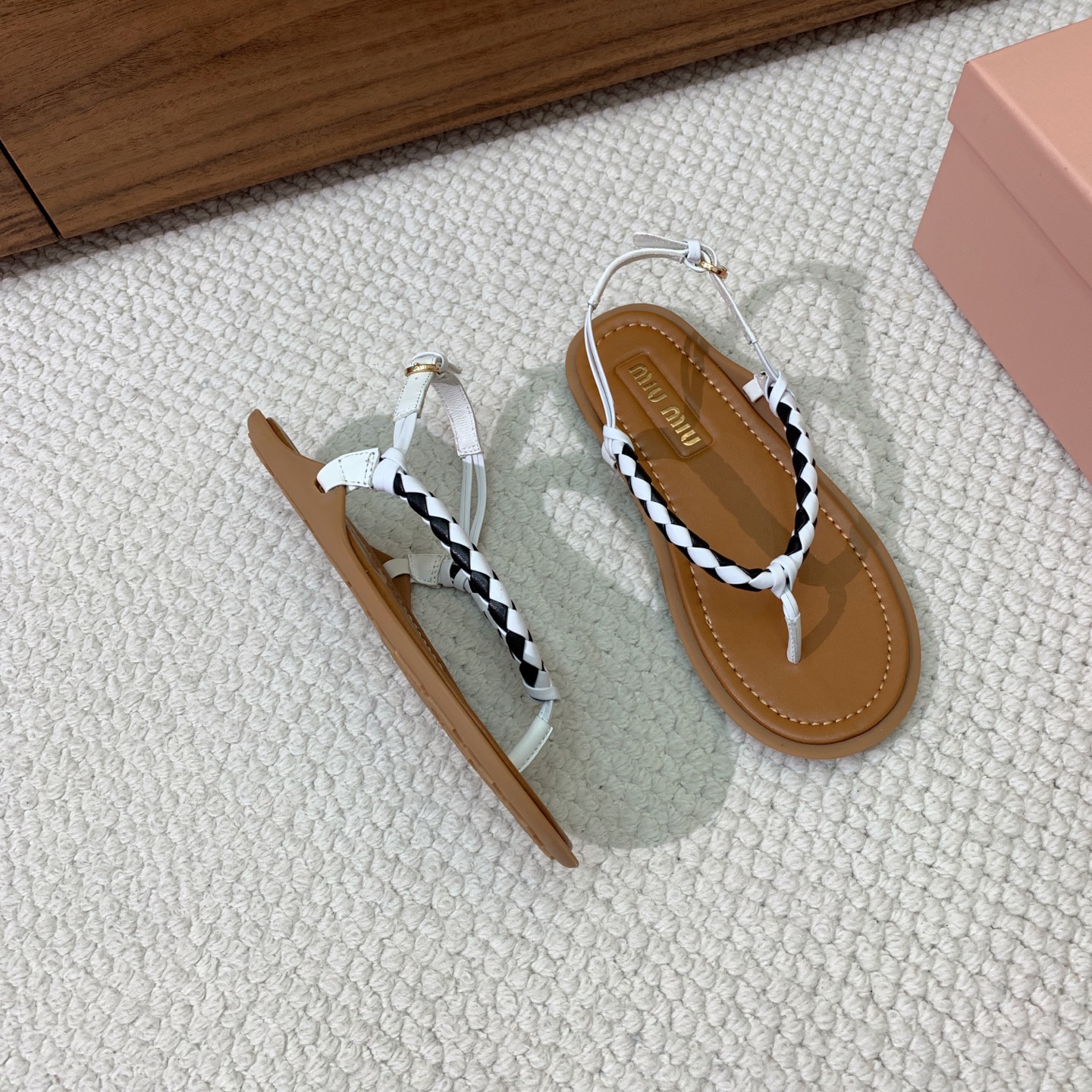 🔸Miumi*🔸 仙女简约风夹脚凉鞋。全球最火夹趾凉鞋， 出现在各大时装杂志封面·各路明星、小红书博主着