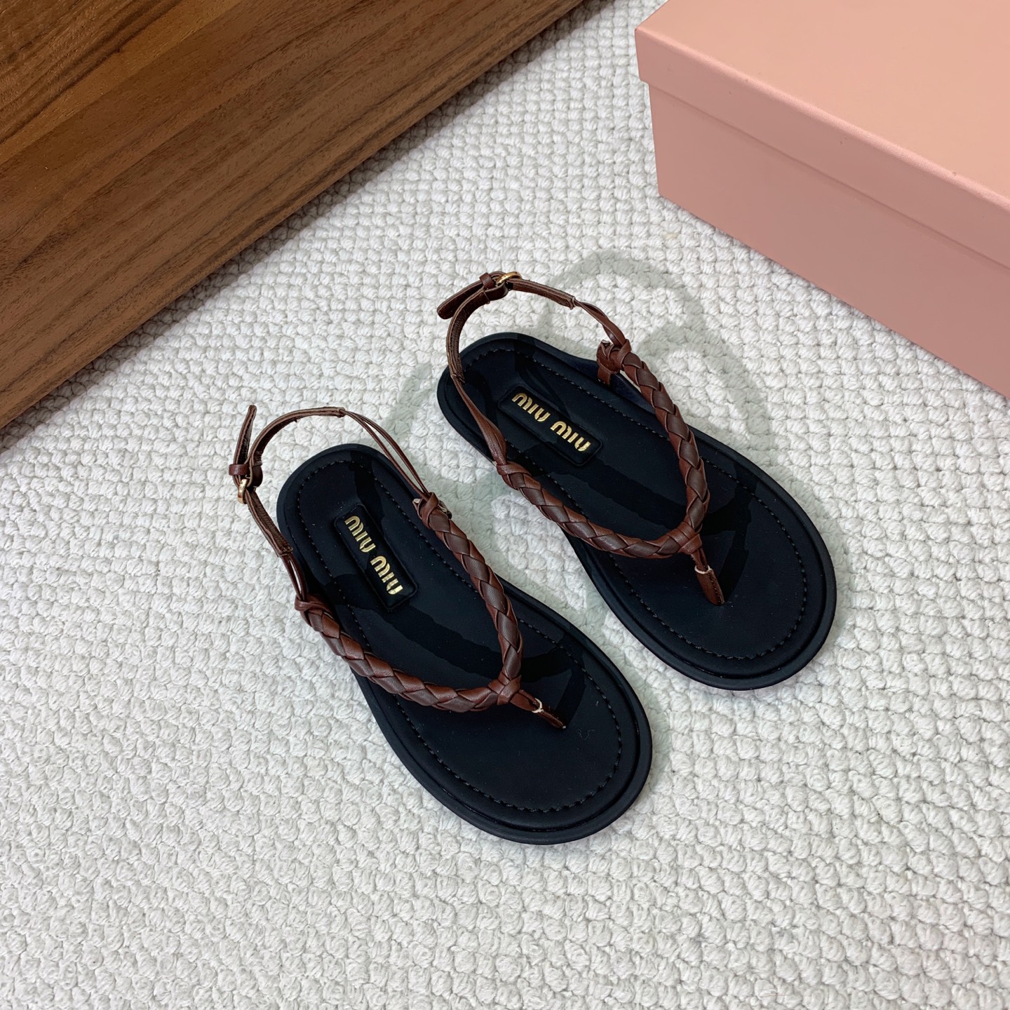 🔸Miumi*🔸 仙女简约风夹脚凉鞋。全球最火夹趾凉鞋， 出现在各大时装杂志封面·各路明星、小红书博主着