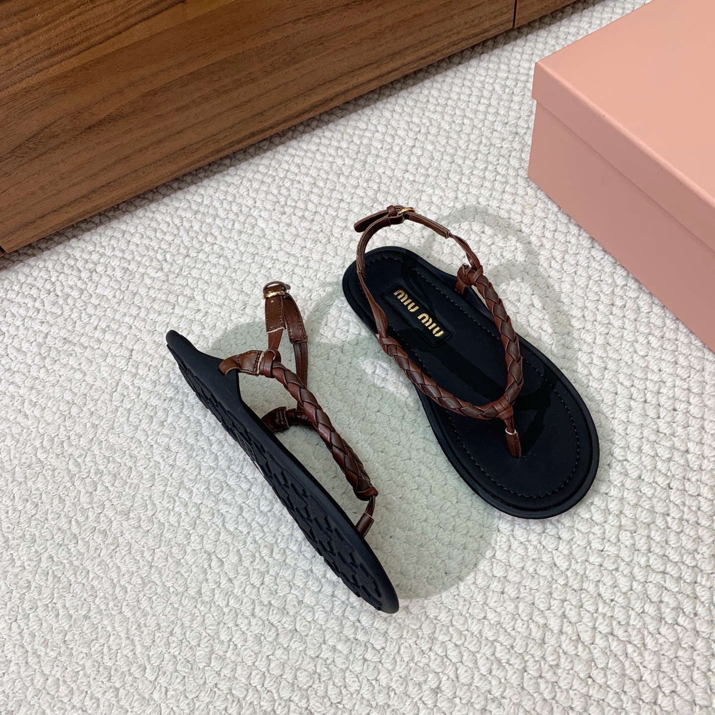 🔸Miumi*🔸 仙女简约风夹脚凉鞋。全球最火夹趾凉鞋， 出现在各大时装杂志封面·各路明星、小红书博主着