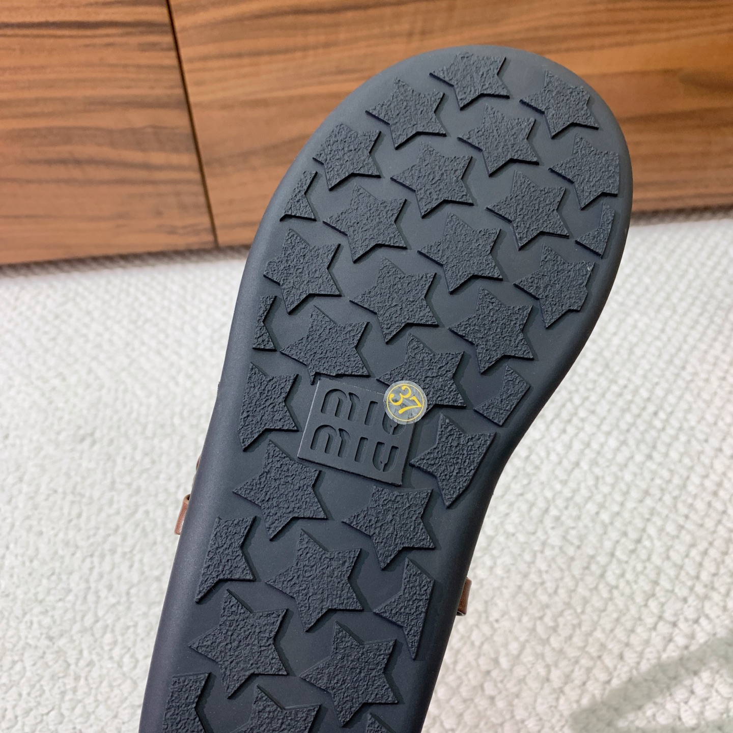 🔸Miumi*🔸 仙女简约风夹脚凉鞋。全球最火夹趾凉鞋， 出现在各大时装杂志封面·各路明星、小红书博主着