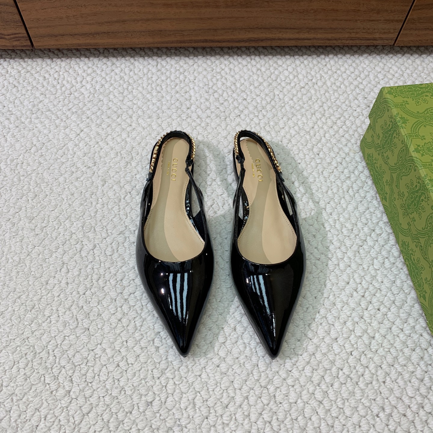 NO:388552,Gu*ci rear empty flat-sole single shoes. Carefully modified shoe last, imported fabric, cow patent leather with original board electric hardware GG buckle. Sheepskin inner lining and footrest, genuine leather soles. Size 35-42 (40, 41, 42 custom-made, non-return and exchange) batch, sandals, sandals, sheepskin, Leather soles19860909Gu*ci后空平底单鞋.精心调制的鞋楦,面料进口牛漆皮配原板电渡五金GG扣. 羊皮内里和垫脚,真皮大底. 码数35-42（40、41、42定制不退换） 批,凉鞋,sandals,sheepskin,Leather soles,Women's Shoes