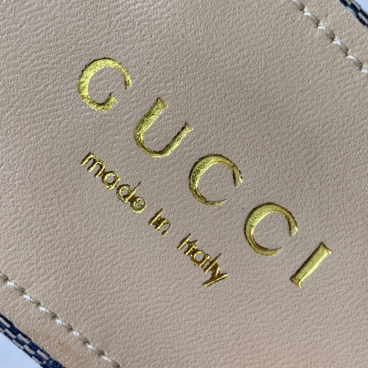 🔸Gu*ci🔸后空平底单凉鞋。精心调制的鞋楦，鞋面羊皮、定制材料。羊皮内里和垫脚，真皮大底。码数：35-