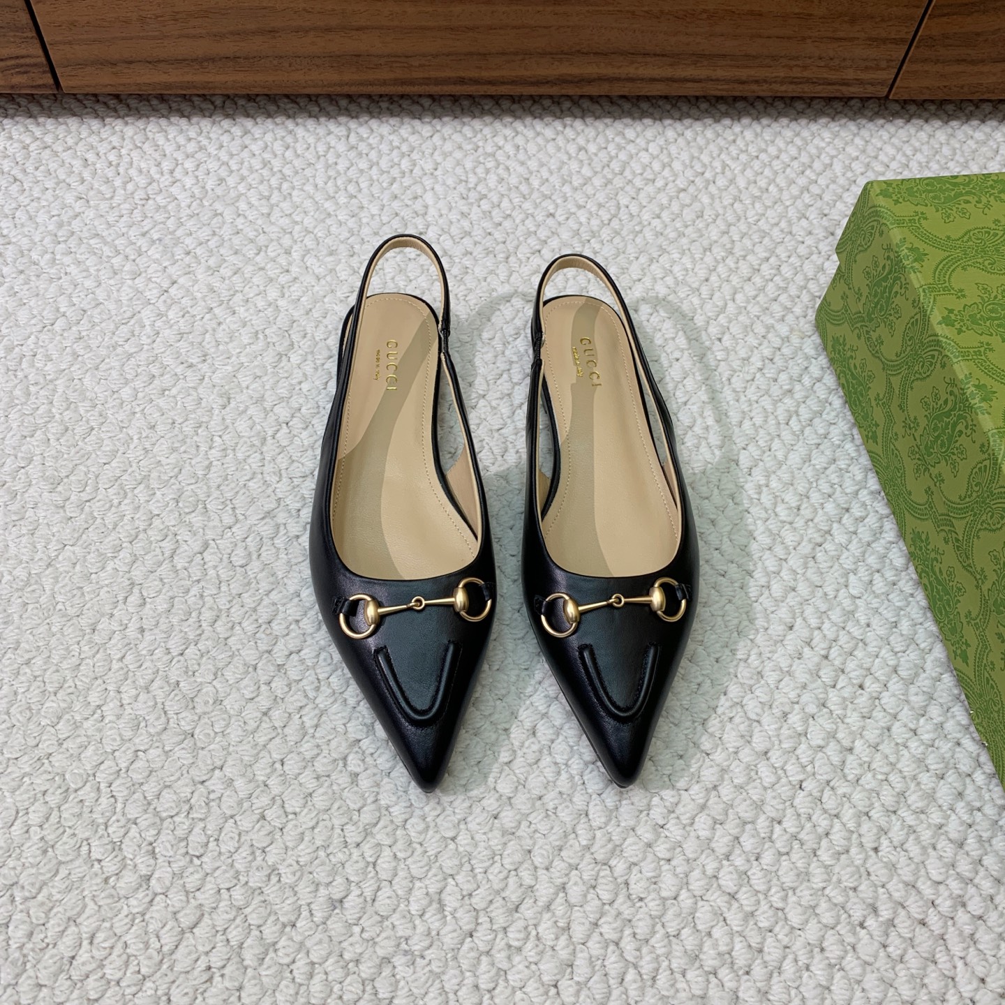 NO:388559,Gu*ci rear empty flat-soled single shoes. Carefully modified shoe last, upper sheepskin, custom materials. Sheepskin inner lining and footrest, genuine leather soles. Size 35-42 (40, 41, 42 custom-made without return and exchange) batch, sandals, sandals, sheepskin, Leather soles19860909Gu*ci后空平底单鞋.精心调制的鞋楦,鞋面羊皮、定制材料.羊皮内里和垫脚,真皮大底. 码数35-42（40、41、42定制不退换） 批,凉鞋,sandals,sheepskin,Leather soles,Women's Shoes