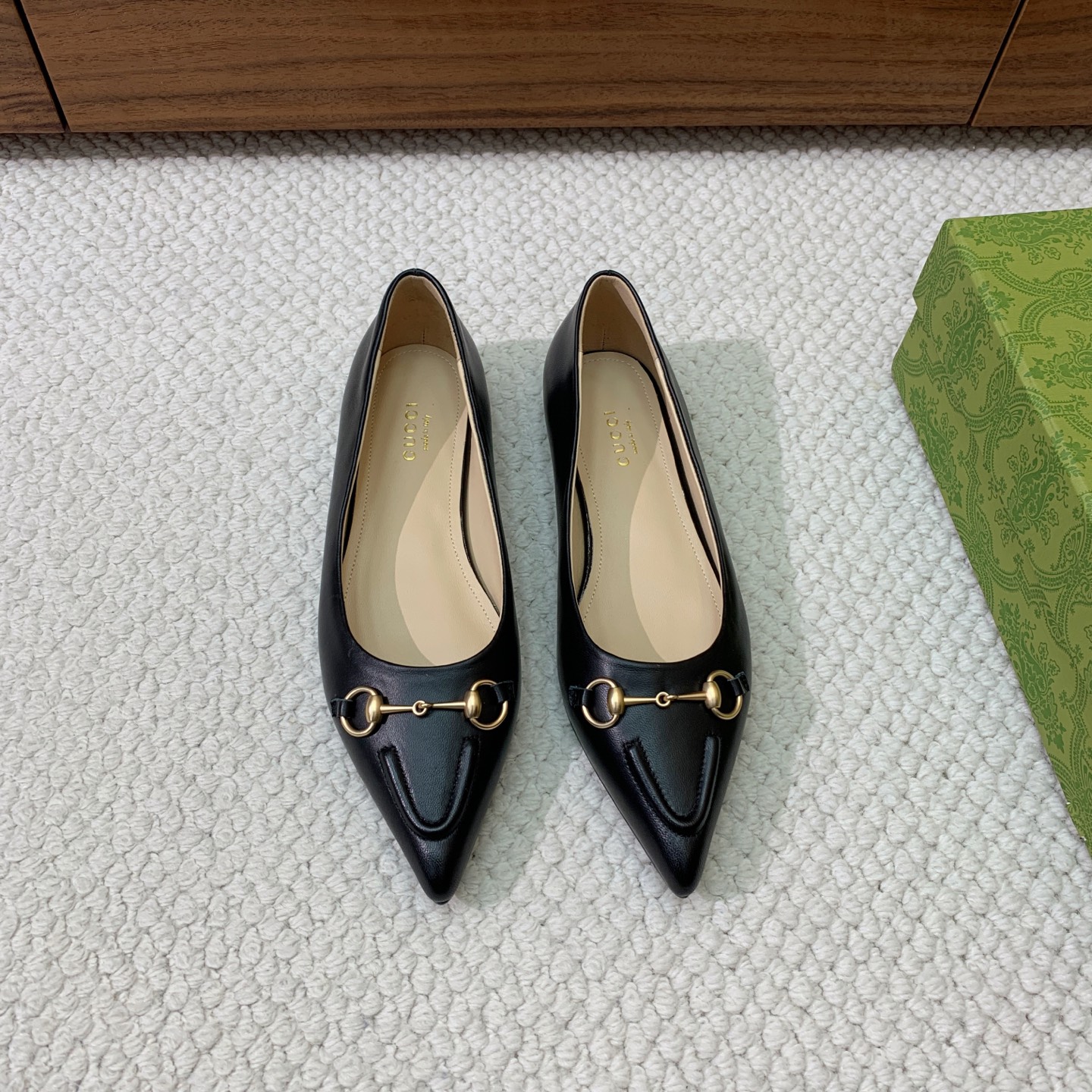 NO:388535,Gu*ci flat single shoes. Carefully modified shoe last, upper sheepskin, custom materials. Sheepskin inner lining and footrest, genuine leather soles. Size 35-42 (40, 41, 42 custom-made without return and exchange) Batch, single shoes, sheepskin, Leather soles19860909Gu*ci平底单鞋.精心调制的鞋楦,鞋面羊皮、定制材料.羊皮内里和垫脚,真皮大底. 码数35-42（40、41、42定制不退换） 批,单鞋,sheepskin,Leather soles,Women's Shoes