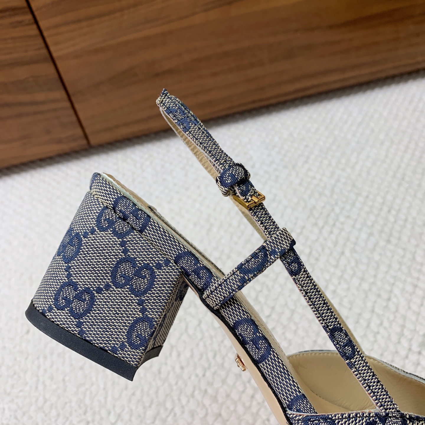 🔸Gu*ci🔸后空粗跟凉鞋。精心调制的鞋楦，鞋面羊皮、定制材料。羊皮内里和垫脚，真皮大底。跟高5.5cm