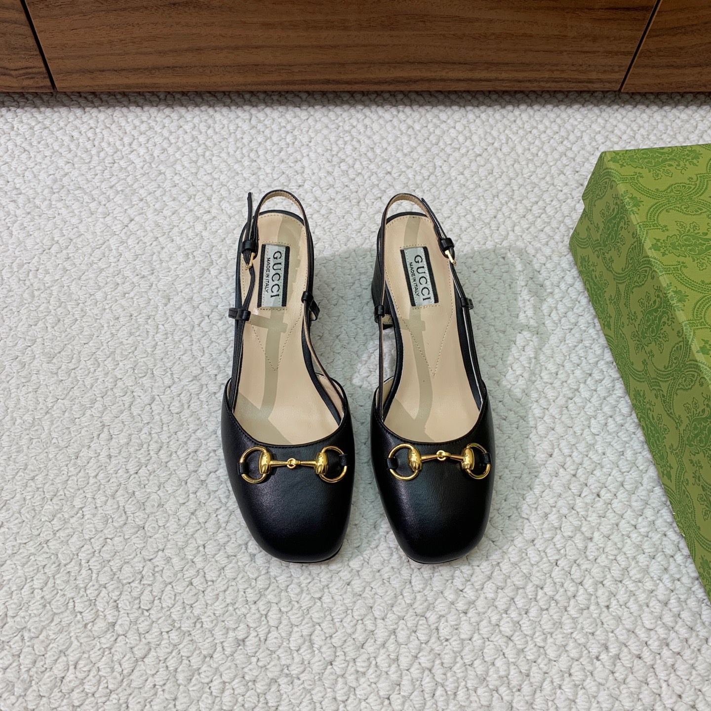 NO:388541,Gu*ci rear thick heel single shoes. Carefully modified shoe last, upper sheepskin, custom materials. Sheepskin inner lining and footrest, genuine leather sole. Heel height 5.5cm Size 35-42 (40, 41, 42 custom-made without return and exchange) batch, high heels sandals, sandals, high heels, sheepskin, Leather soles19860909Gu*ci后空粗跟单鞋.精心调制的鞋楦,鞋面羊皮、定制材料.羊皮内里和垫脚,真皮大底.跟高5.5cm 码数35-42（40、41、42定制不退换） 批,高跟鞋凉鞋,sandals,high heels,sheepskin,Leather soles,Women's Shoes