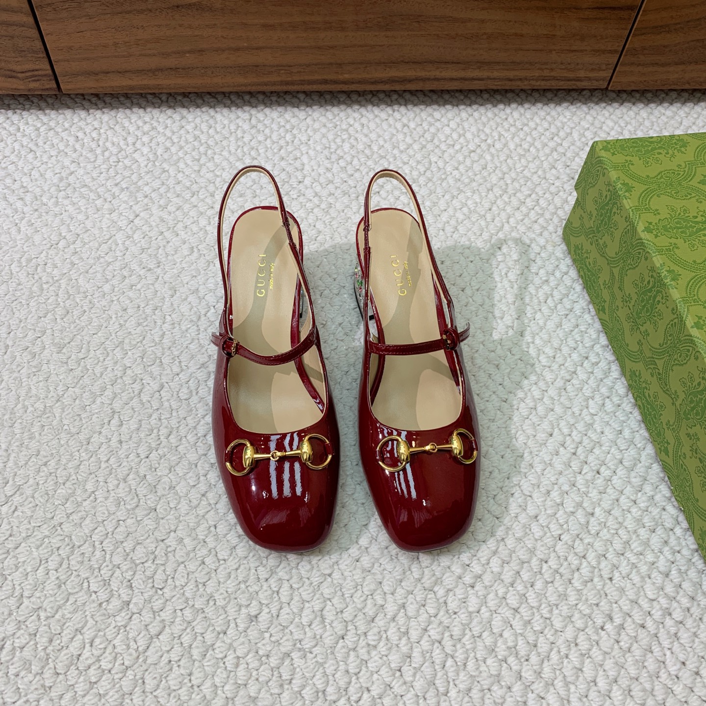 🔸Gu*ci🔸后空钻跟凉鞋。精心调制的鞋楦，鞋面漆皮，羊皮内里和垫脚，真皮大底。跟高5.5cm码数：35