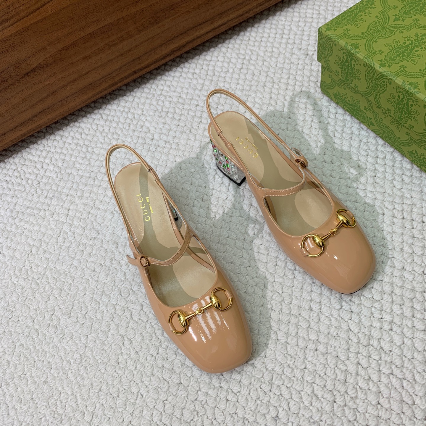 🔸Gu*ci🔸后空钻跟凉鞋。精心调制的鞋楦，鞋面漆皮，羊皮内里和垫脚，真皮大底。跟高5.5cm码数：35
