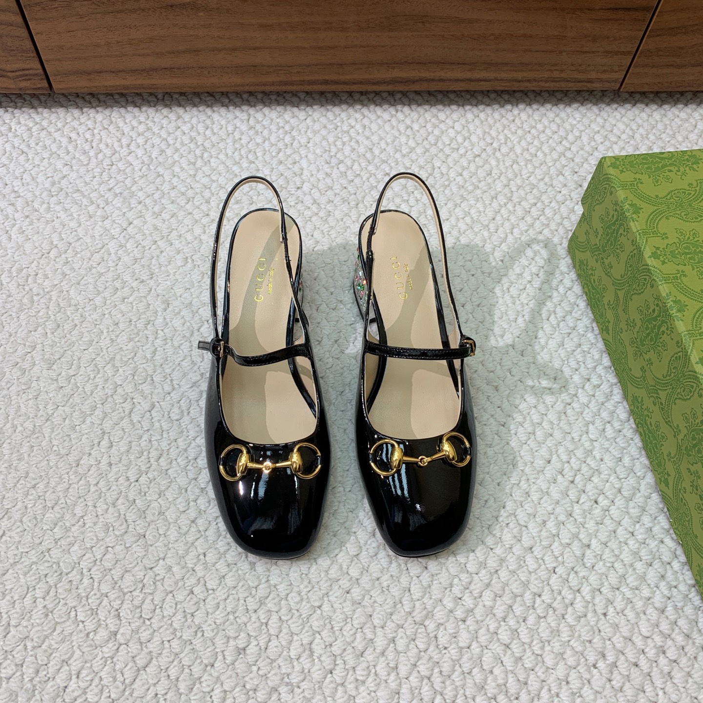 NO:388529,Gu*ci rear empty diamond heel single shoes. Carefully modified shoe last, upper patent leather, sheepskin lining and footrest, genuine leather outsole. Heel height 5.5cm Size 35-42 (40, 41, 42 custom-made, non-return and exchange) batch, sandals, sandals, sheepskin, Leather soles19860909Gu*ci后空钻跟单鞋.精心调制的鞋楦,鞋面漆皮,羊皮内里和垫脚,真皮大底.跟高5.5cm 码数35-42（40、41、42定制不退换） 批,凉鞋,sandals,sheepskin,Leather soles,Women's Shoes