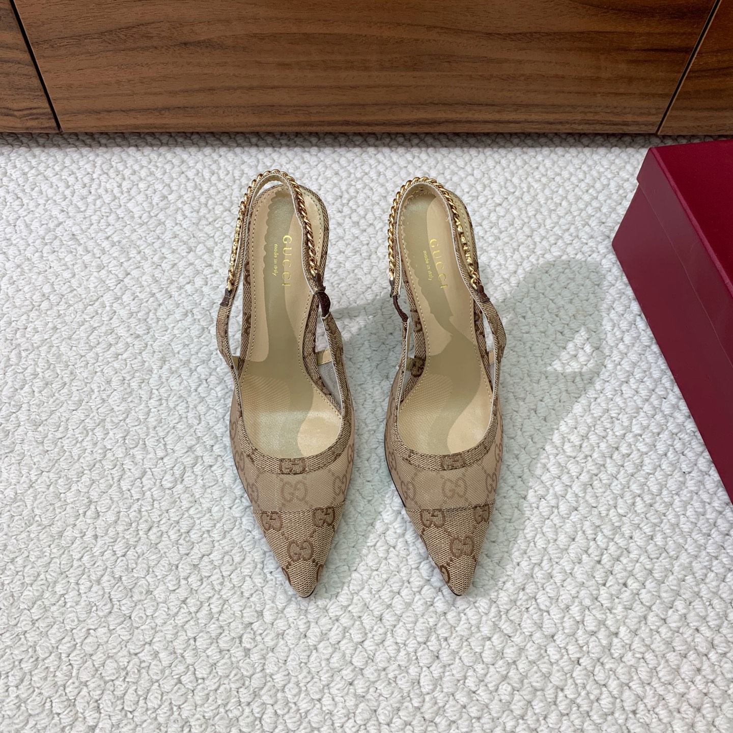 NO:261513,Gu*ci mesh rear empty shoes. Carefully modified shoe last, imported fabric mesh with GG material. It is equipped with original board electric ferry five GG buckle, sheepskin inner lining and footrest, genuine leather sole. Heel height 10.5cm, size 35-42 (40, 41, 42 custom made without return) Batch, high heels, sheepskin, Leather soles19860909Gu*ci网面后空单鞋.精心调制的鞋楦,面料进口网面配GG材料.配原板电渡五GG扣,羊皮内里和垫脚,真皮大底.跟高10.5cm 码数35-42（40、41、42订做不退换） 批,高跟鞋,high heels,sheepskin,Leather soles,Women's Shoes