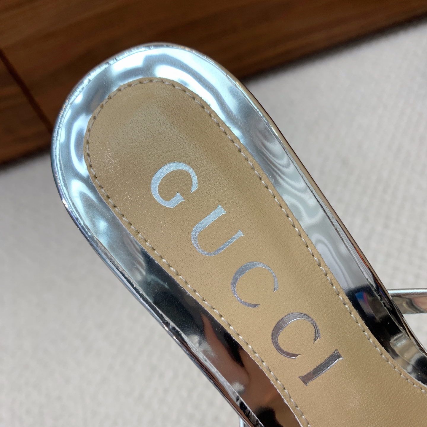 🔸Gu*ci🔸钻链凉鞋。精心调制的鞋楦，面料漆皮、定制GG材料。羊皮内里和垫脚，真皮大底。跟高8.5cm