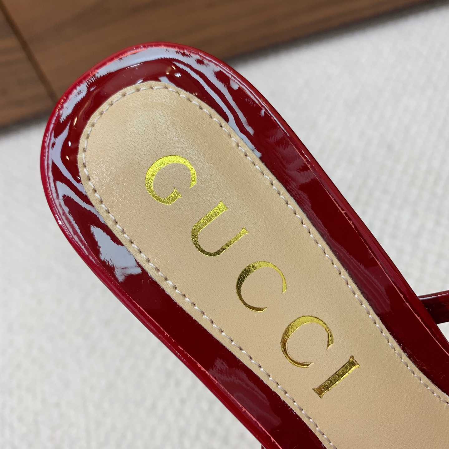 🔸Gu*ci🔸钻链凉鞋。精心调制的鞋楦，面料漆皮、定制GG材料。羊皮内里和垫脚，真皮大底。跟高8.5cm