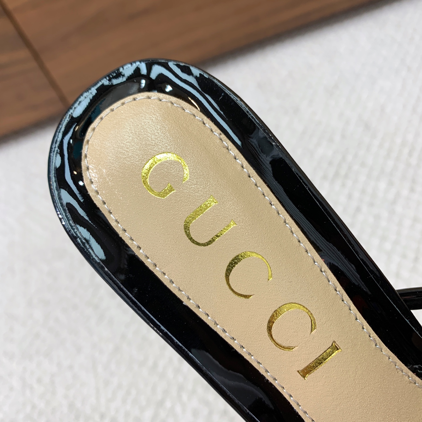 🔸Gu*ci🔸钻链凉鞋。精心调制的鞋楦，面料漆皮、定制GG材料。羊皮内里和垫脚，真皮大底。跟高8.5cm