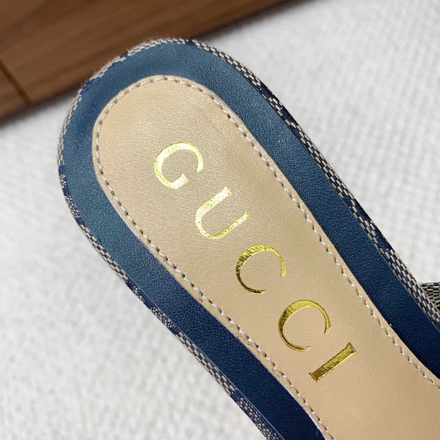🔸Gu*ci🔸钻链凉鞋。精心调制的鞋楦，面料漆皮、定制GG材料。羊皮内里和垫脚，真皮大底。跟高8.5cm