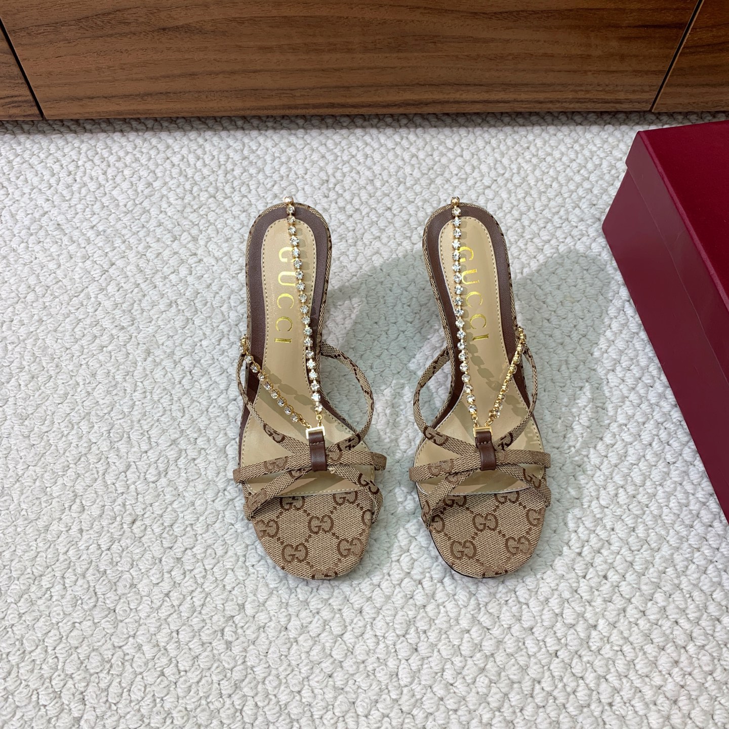 NO:261515,Gu*ci diamond chain sandals. Carefully modified shoe last, fabric patent leather, custom GG material. Sheepskin inner lining and footrest, genuine leather outsole. Heel height 8.5cm Size 35-42 (40, 41, 42 custom-made non-return and exchange) batch, high heels, sandals, high heels, sheepskin, Leather soles19860909Gu*ci钻链凉鞋.精心调制的鞋楦,面料漆皮、定制GG材料.羊皮内里和垫脚,真皮大底.跟高8.5cm 码数35-42（40、41、42定制不退换） 批,高跟鞋,sandals,high heels,sheepskin,Leather soles,Women's Shoes