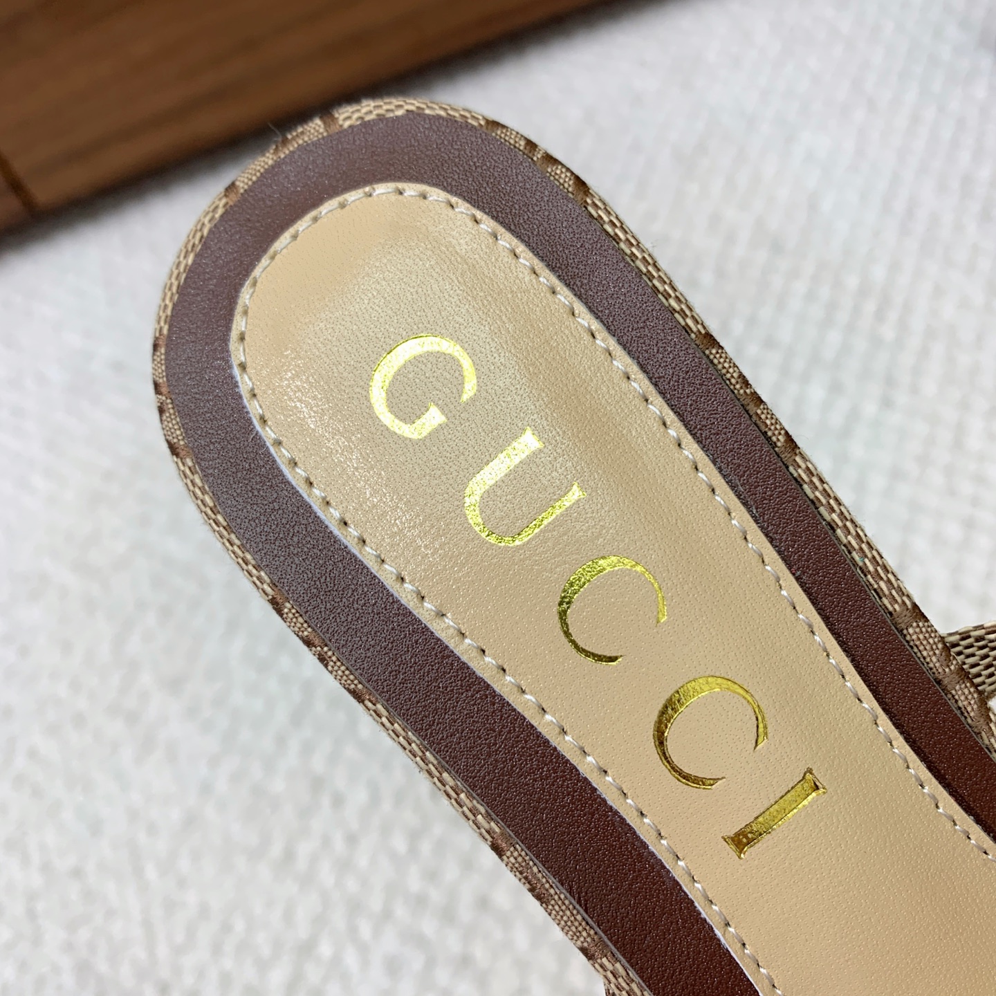 🔸Gu*ci🔸钻链凉鞋。精心调制的鞋楦，面料漆皮、定制GG材料。羊皮内里和垫脚，真皮大底。跟高8.5cm