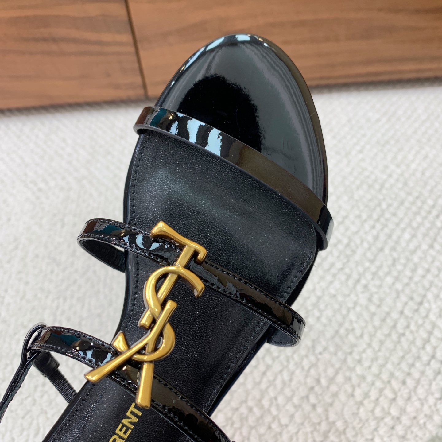 🔸SAINT LAUREN*🔸字母扣平底凉鞋。整个版型包括金属制品等细节别具一格让人眼前一亮，黑色版型显