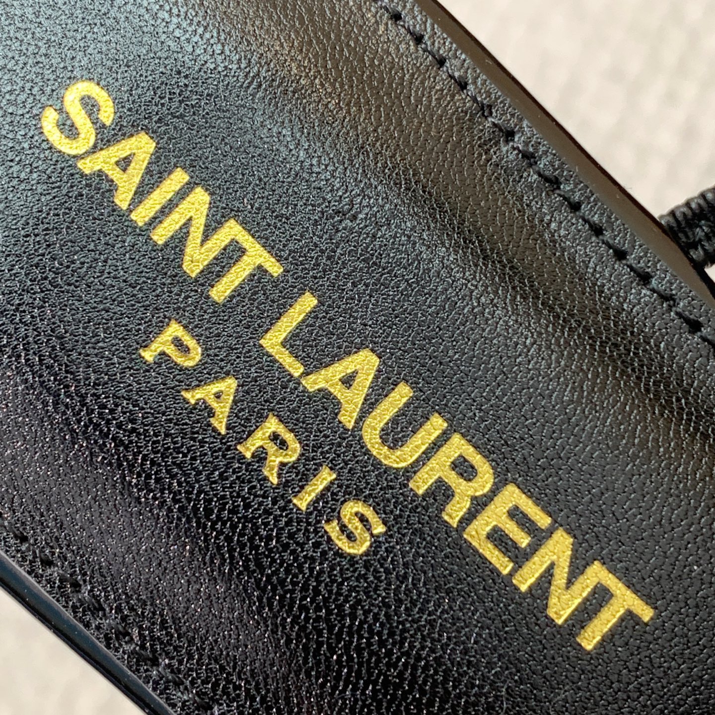 🔸SAINT LAUREN*🔸字母扣平底凉鞋。整个版型包括金属制品等细节别具一格让人眼前一亮，黑色版型显