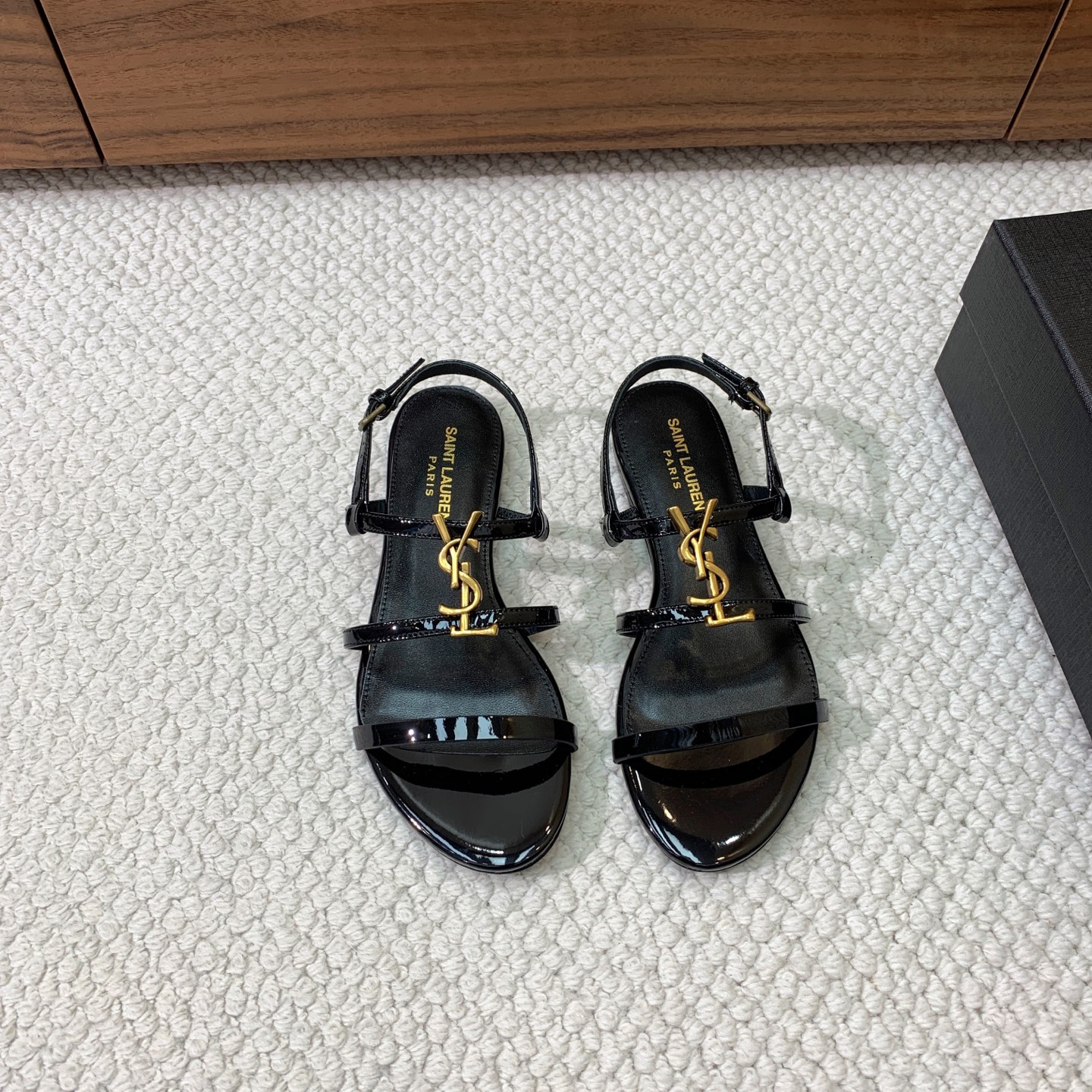 🔸SAINT LAUREN*🔸字母扣平底凉鞋。整个版型包括金属制品等细节别具一格让人眼前一亮，黑色版型显
