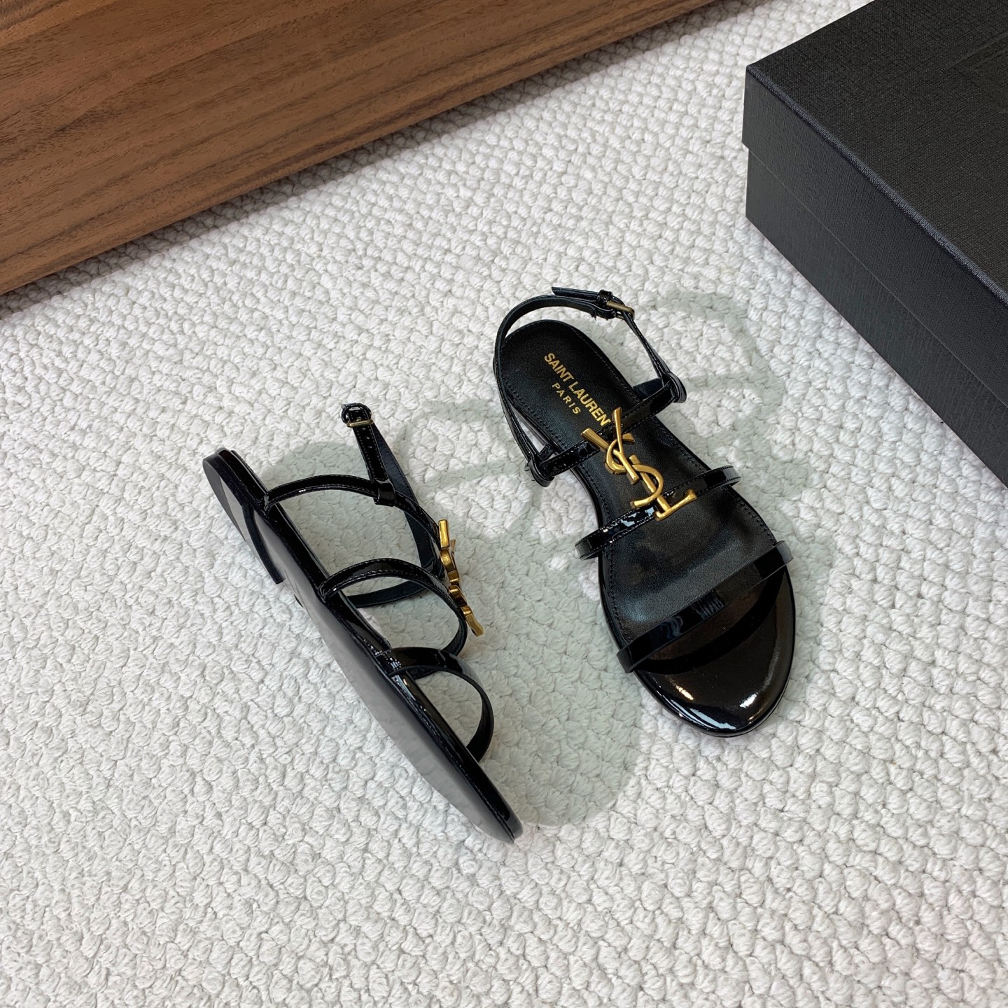 🔸SAINT LAUREN*🔸字母扣平底凉鞋。整个版型包括金属制品等细节别具一格让人眼前一亮，黑色版型显