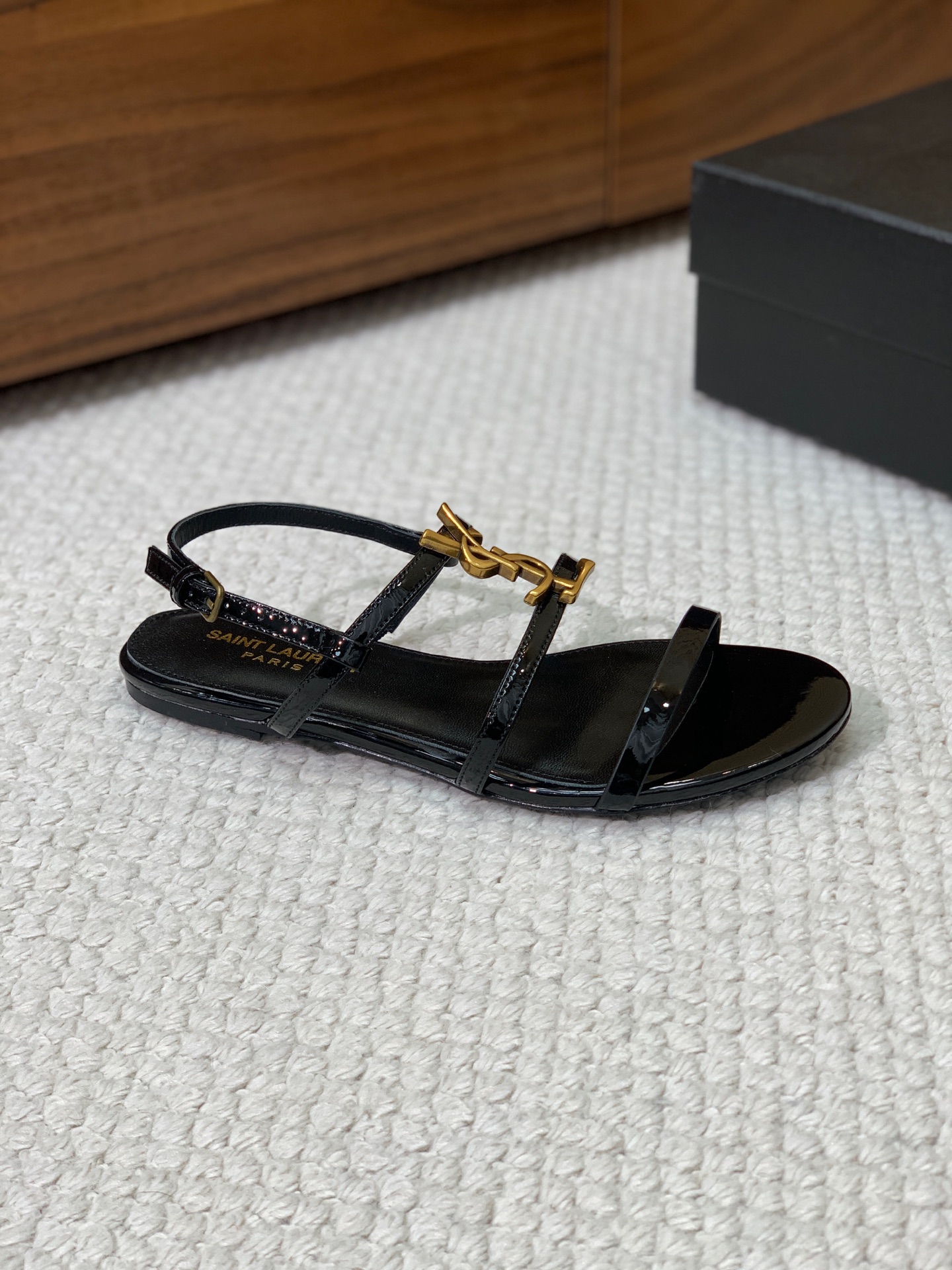 🔸SAINT LAUREN*🔸字母扣平底凉鞋。整个版型包括金属制品等细节别具一格让人眼前一亮，黑色版型显