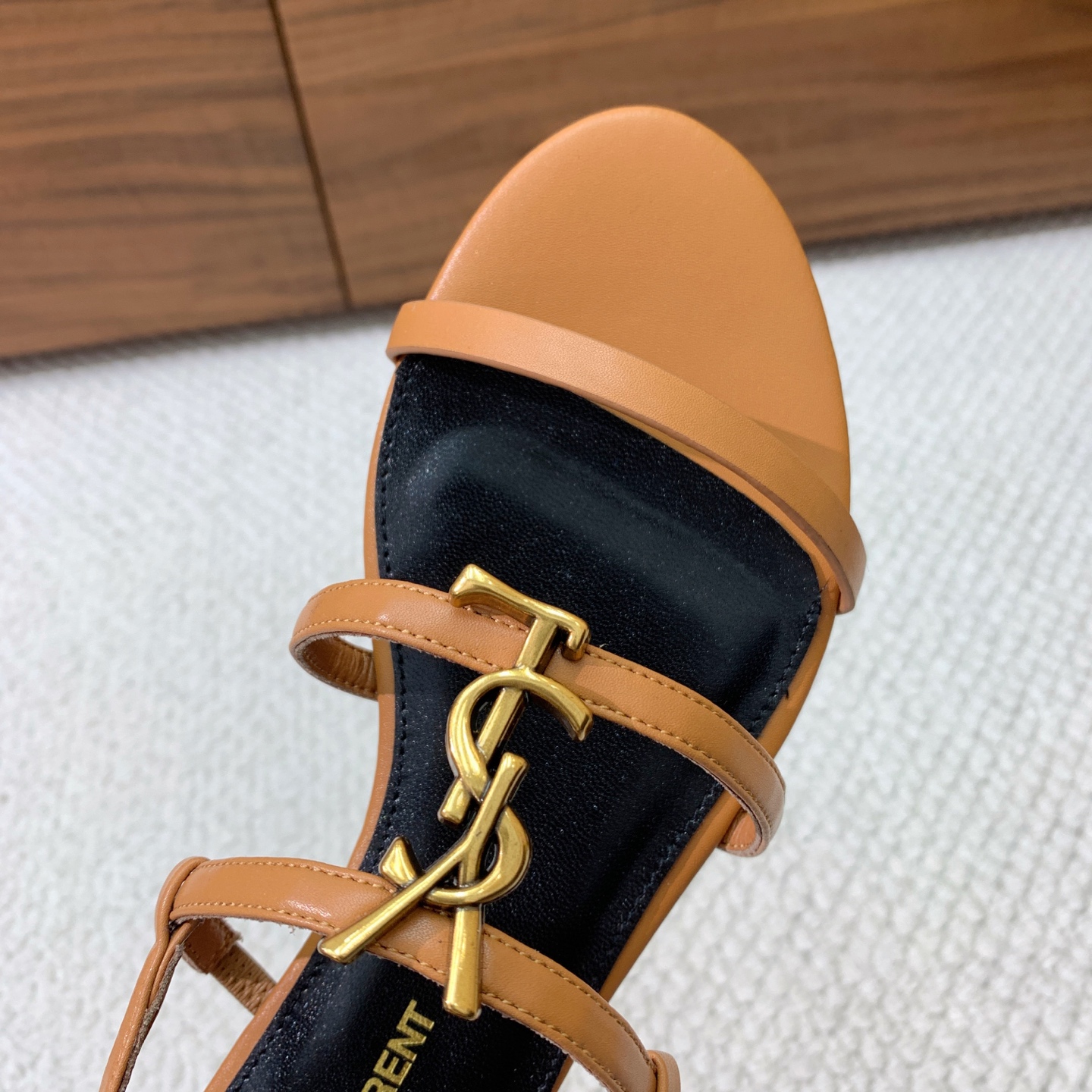 🔸SAINT LAUREN*🔸字母扣平底凉鞋。整个版型包括金属制品等细节别具一格让人眼前一亮，黑色版型显