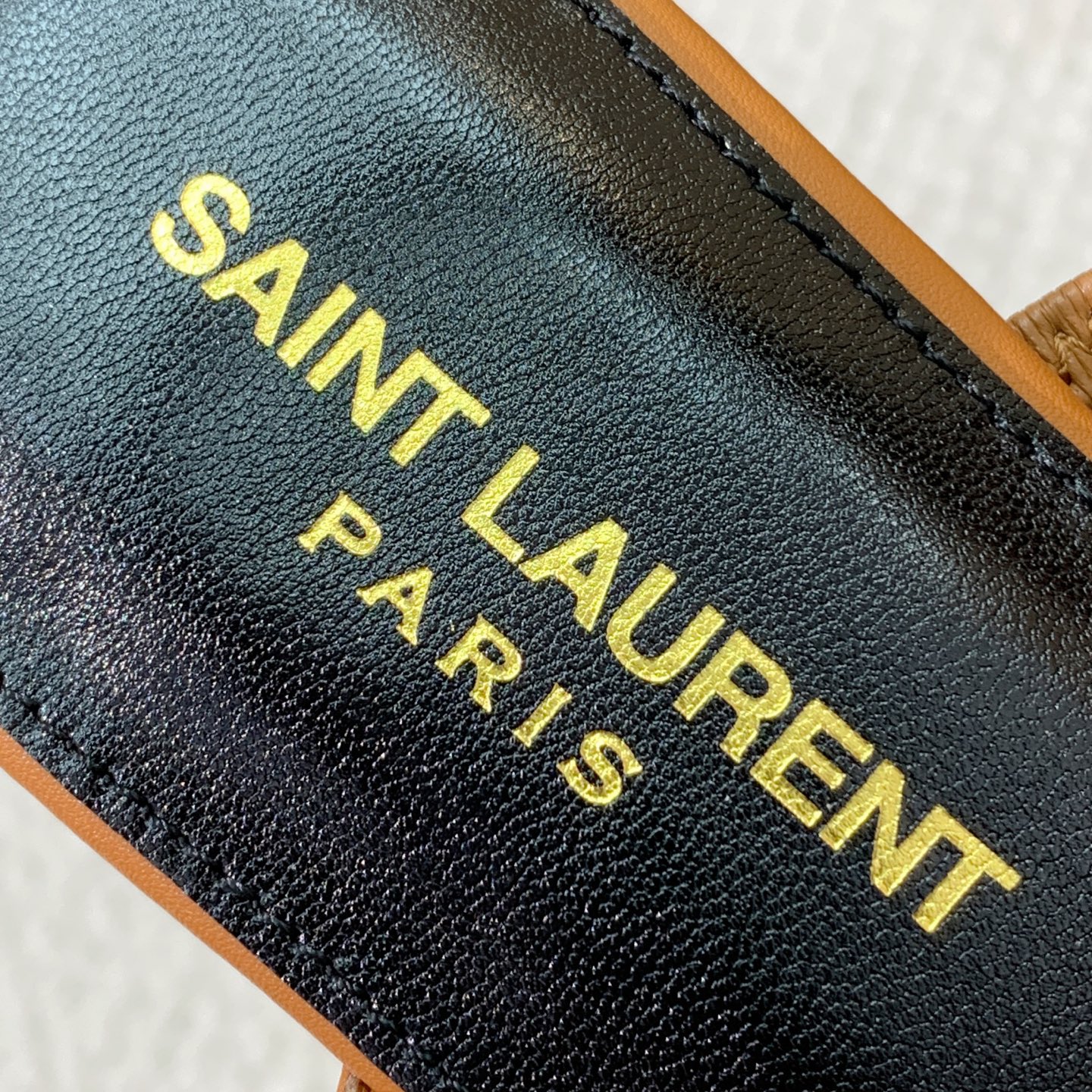 🔸SAINT LAUREN*🔸字母扣平底凉鞋。整个版型包括金属制品等细节别具一格让人眼前一亮，黑色版型显