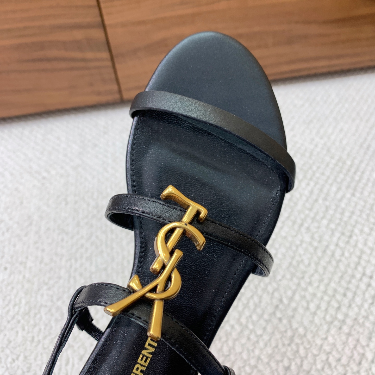🔸SAINT LAUREN*🔸字母扣平底凉鞋。整个版型包括金属制品等细节别具一格让人眼前一亮，黑色版型显