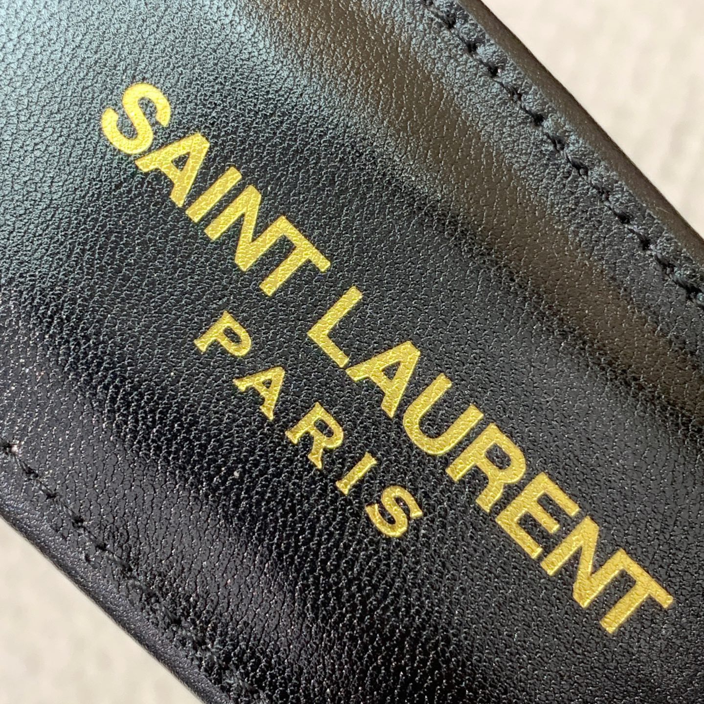 🔸SAINT LAUREN*🔸字母扣平底凉鞋。整个版型包括金属制品等细节别具一格让人眼前一亮，黑色版型显