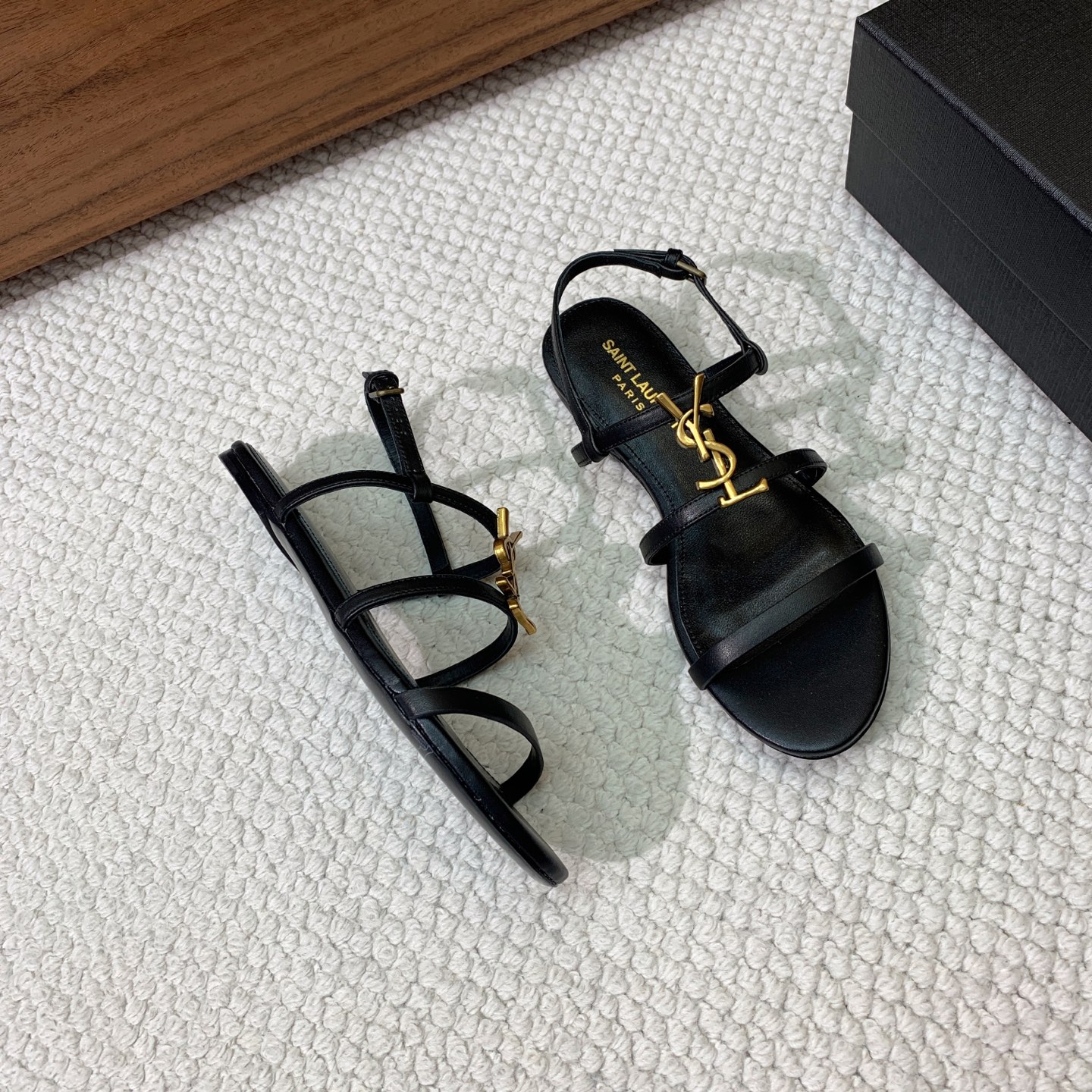 🔸SAINT LAUREN*🔸字母扣平底凉鞋。整个版型包括金属制品等细节别具一格让人眼前一亮，黑色版型显