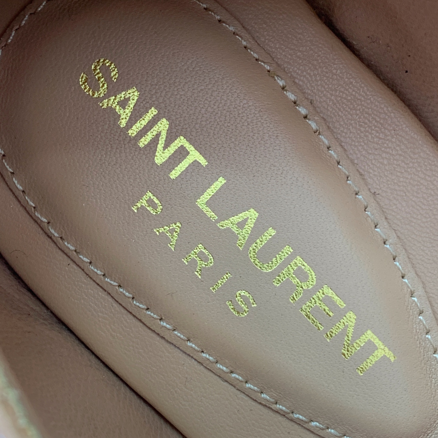 🔸SAINT LAUREN*🔸字母扣平底凉鞋。整个版型包括金属制品等细节别具一格让人眼前一亮，黑色版型显