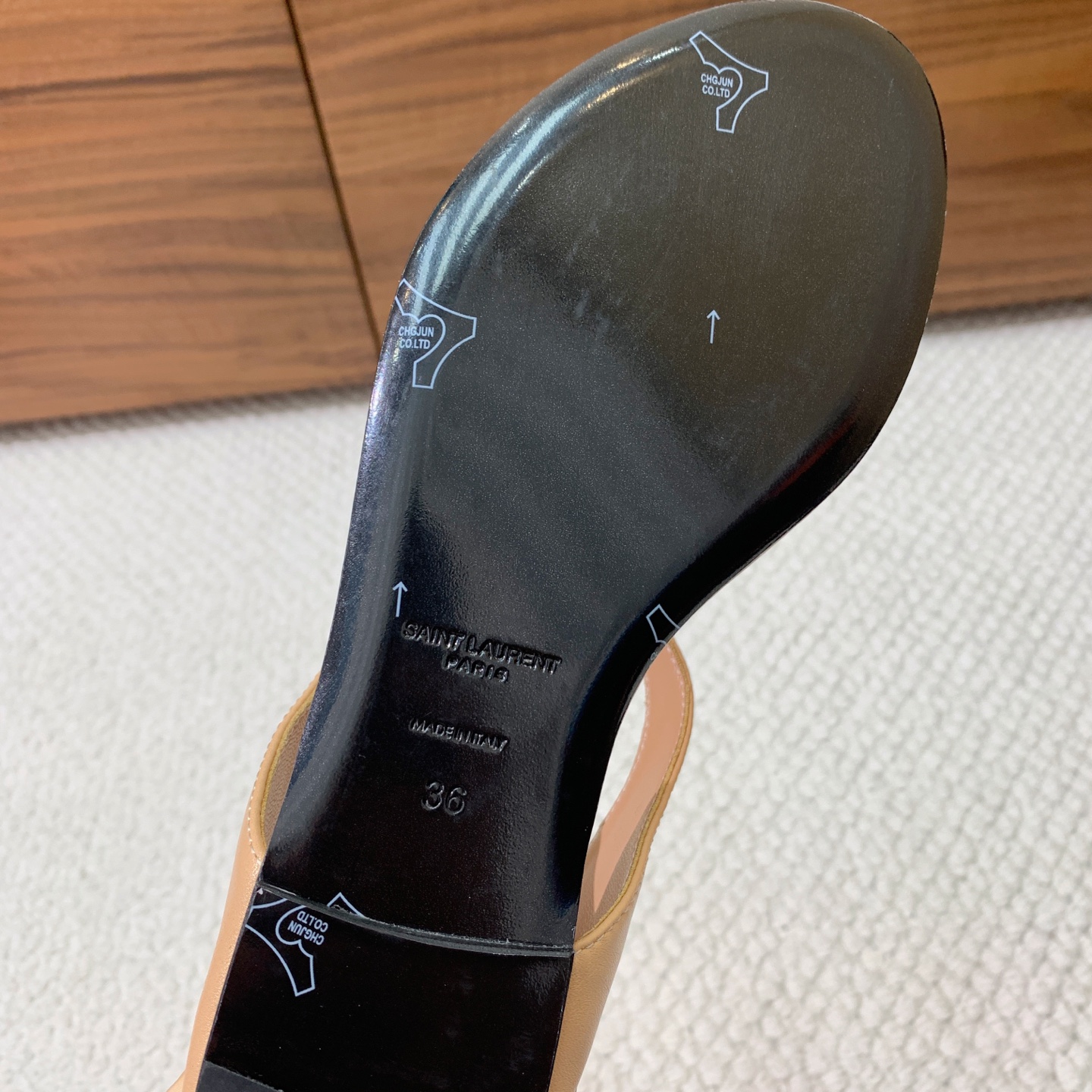 🔸SAINT LAUREN*🔸字母扣平底凉鞋。整个版型包括金属制品等细节别具一格让人眼前一亮，黑色版型显