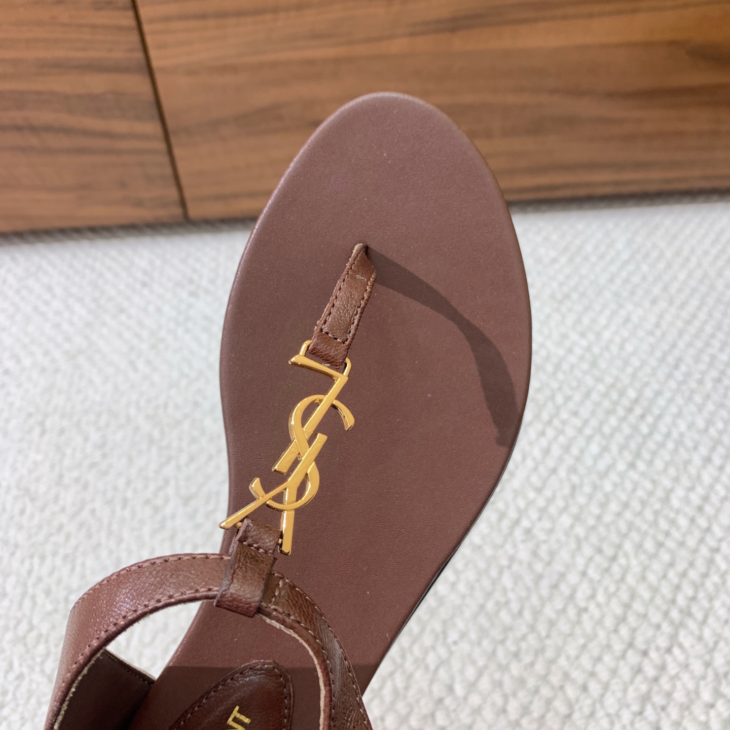 🔸SAINT LAUREN*🔸字母扣平底凉鞋。整个版型包括金属制品等细节别具一格让人眼前一亮，黑色版型显