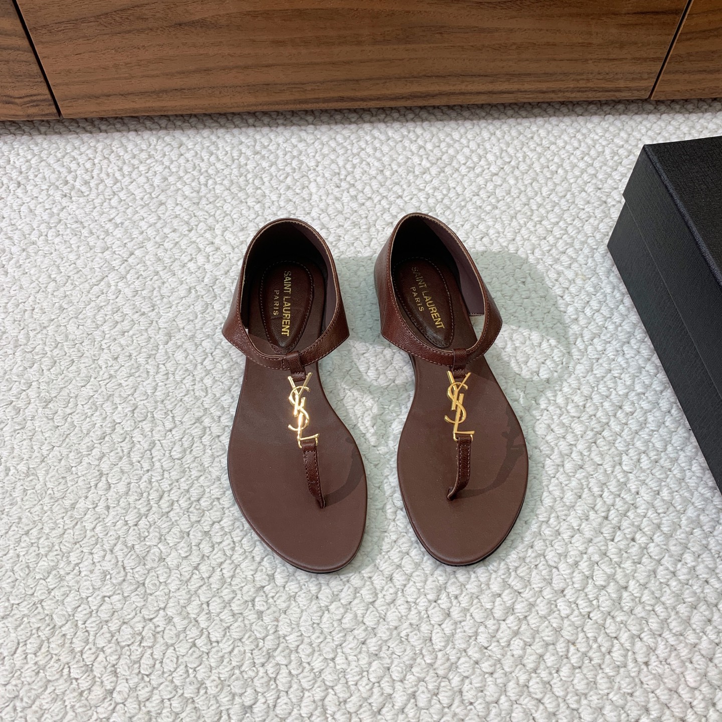 🔸SAINT LAUREN*🔸字母扣平底凉鞋。整个版型包括金属制品等细节别具一格让人眼前一亮，黑色版型显