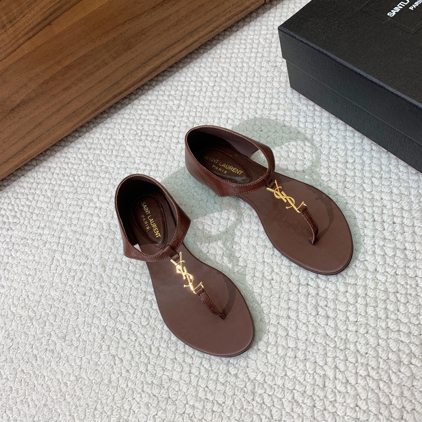 🔸SAINT LAUREN*🔸字母扣平底凉鞋。整个版型包括金属制品等细节别具一格让人眼前一亮，黑色版型显
