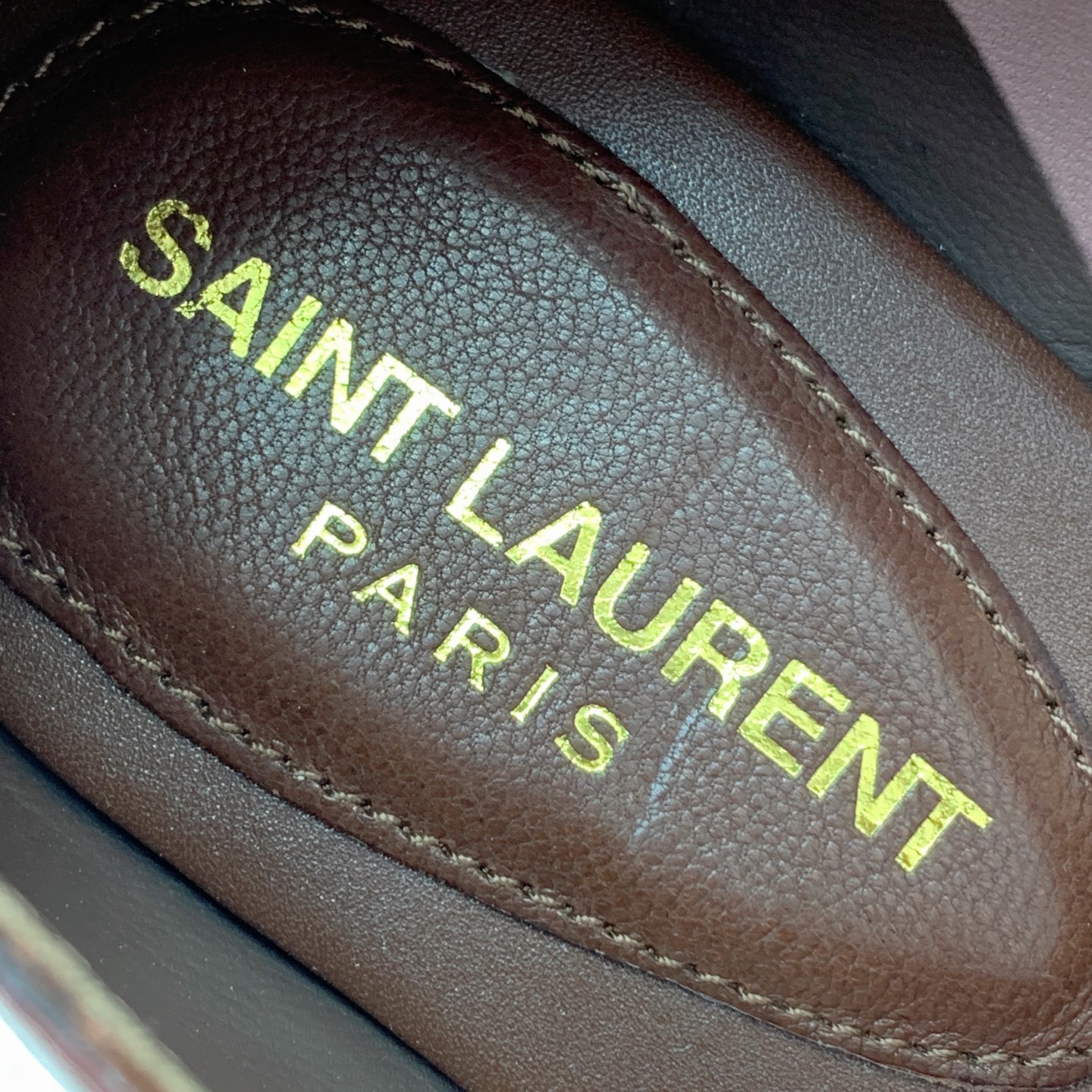 🔸SAINT LAUREN*🔸字母扣平底凉鞋。整个版型包括金属制品等细节别具一格让人眼前一亮，黑色版型显